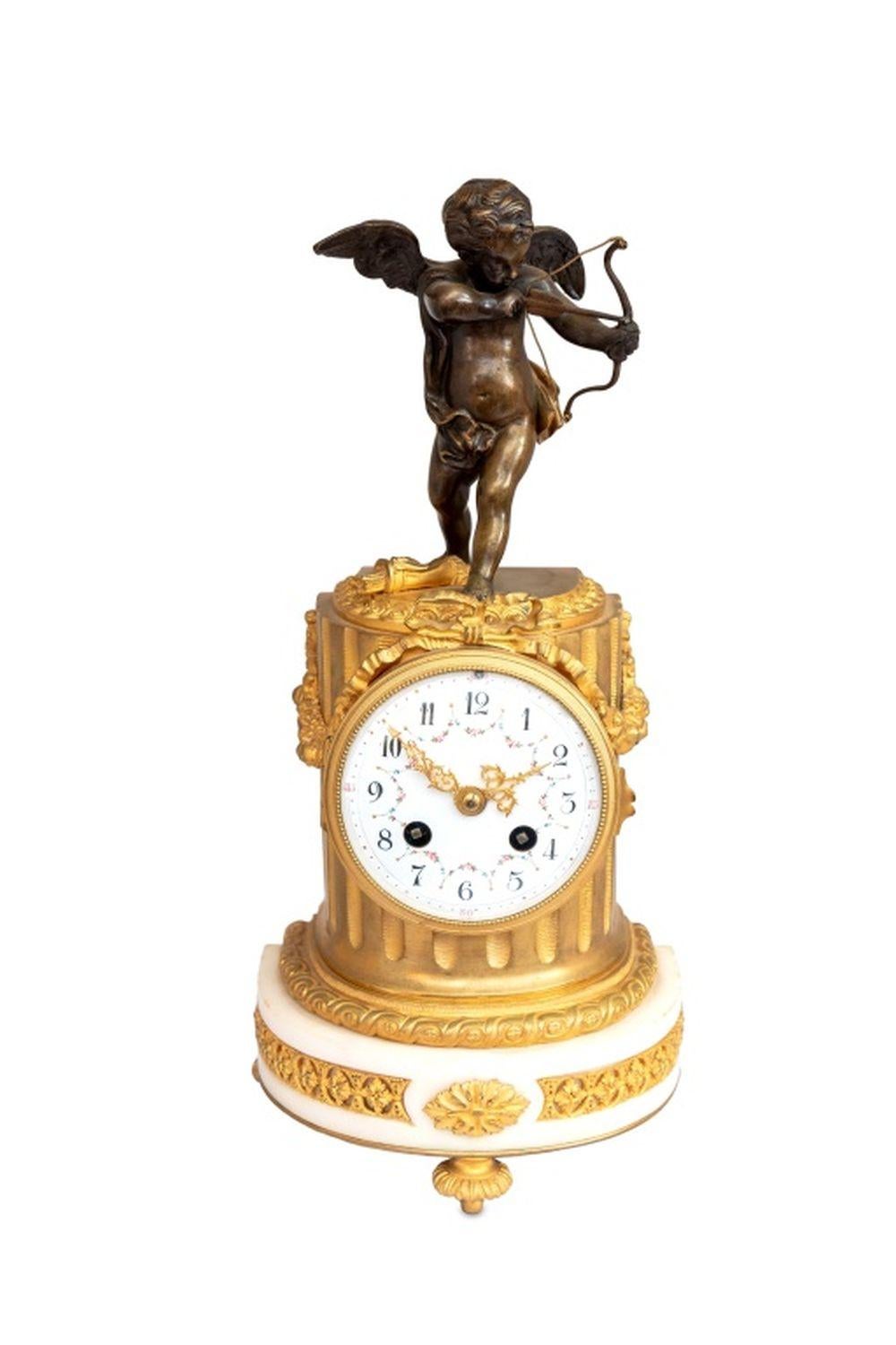 Horloge Cupidon en bronze patiné de style Louis XVI Bon état - En vente à Astoria, NY
