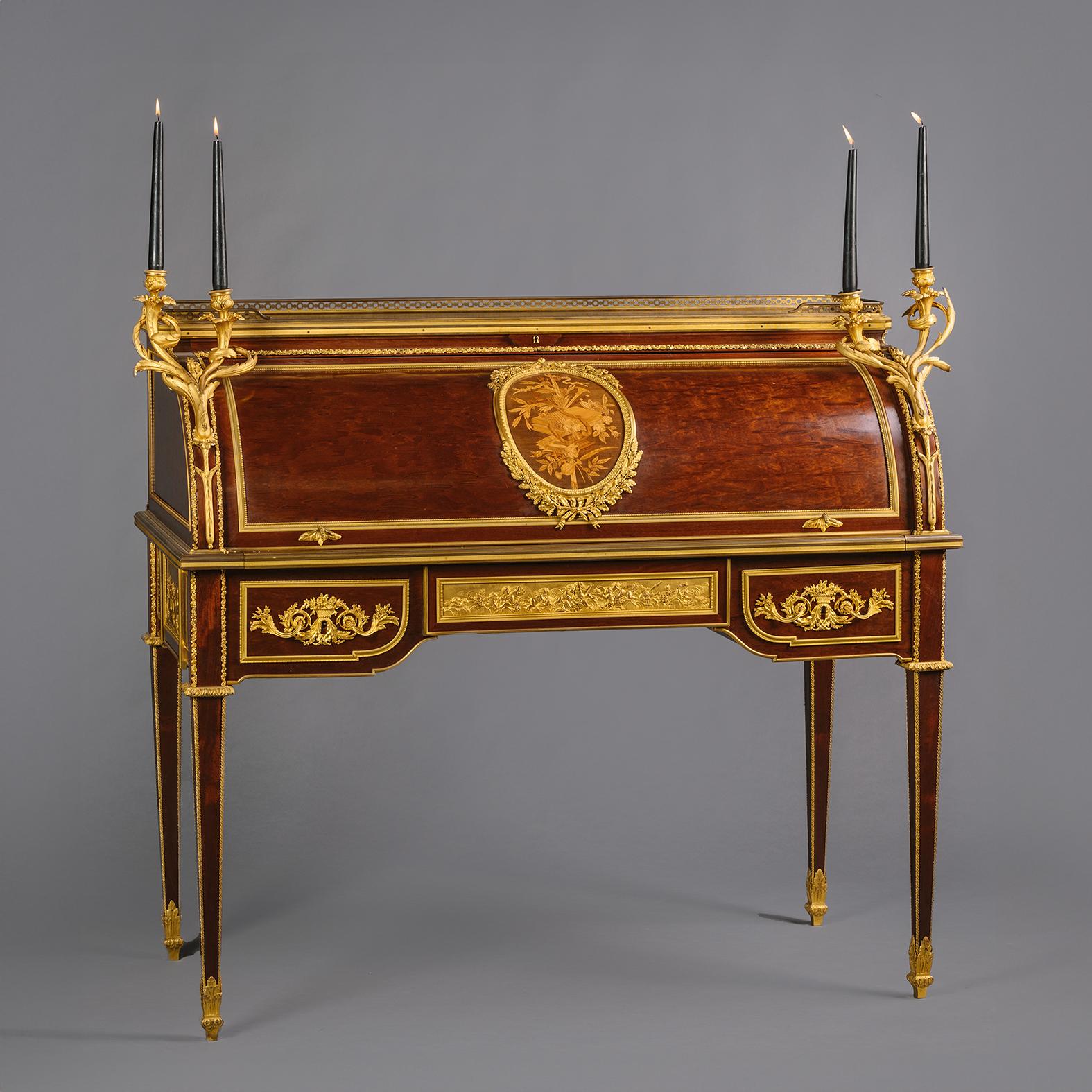 Rare bureau à cylindre en acajou monté en bronze doré de style Louis XVI. Par François Linke, Paris. Numéro d'index 100. France, Vers 1890.

Le sommet est orné d'une galerie percée de trois quarts. La façade du cylindre est centrée par un cadre