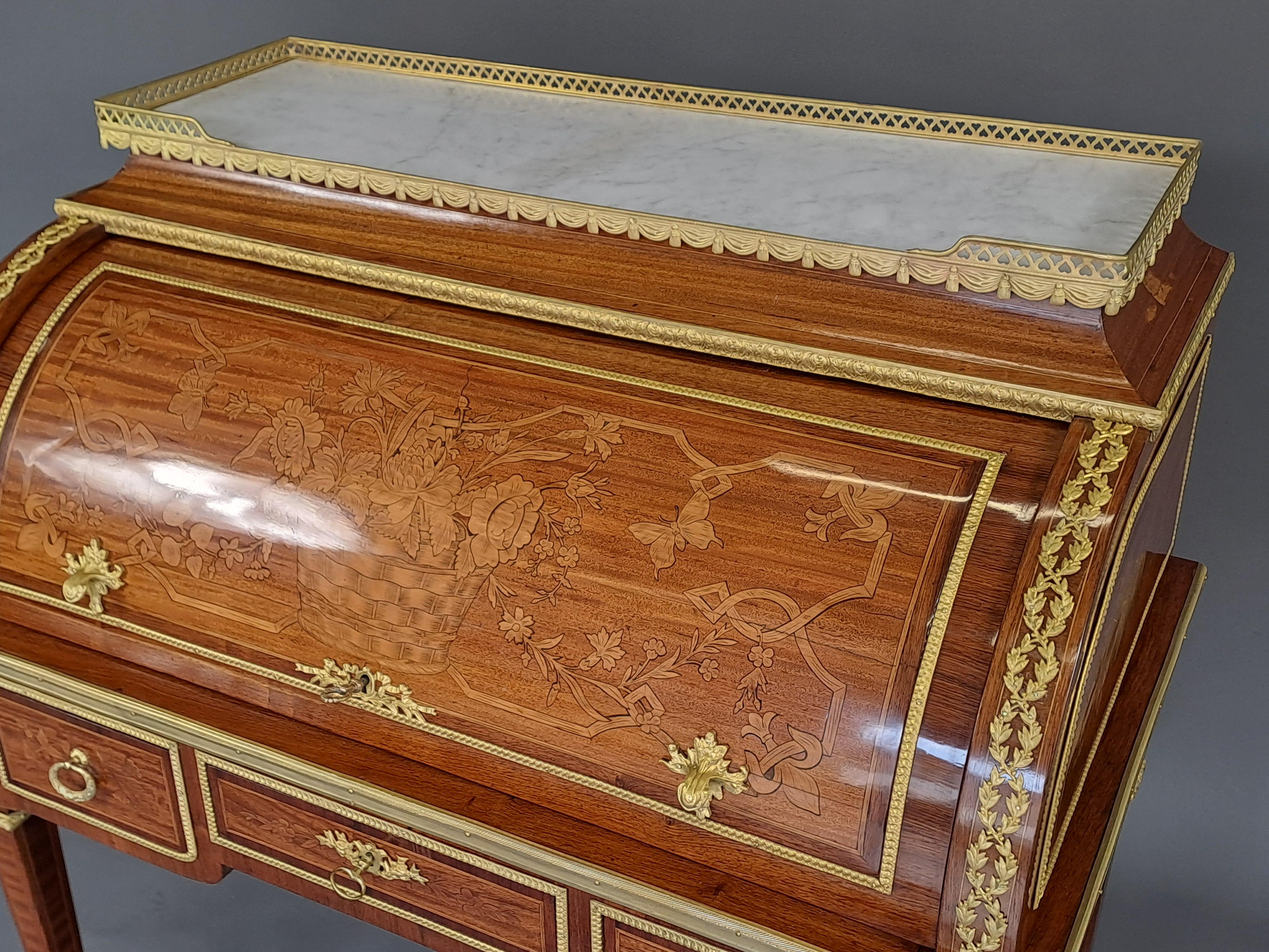 Secretario cilíndrico estilo Luis XVI en marquetería y bronce dorado en venta 4