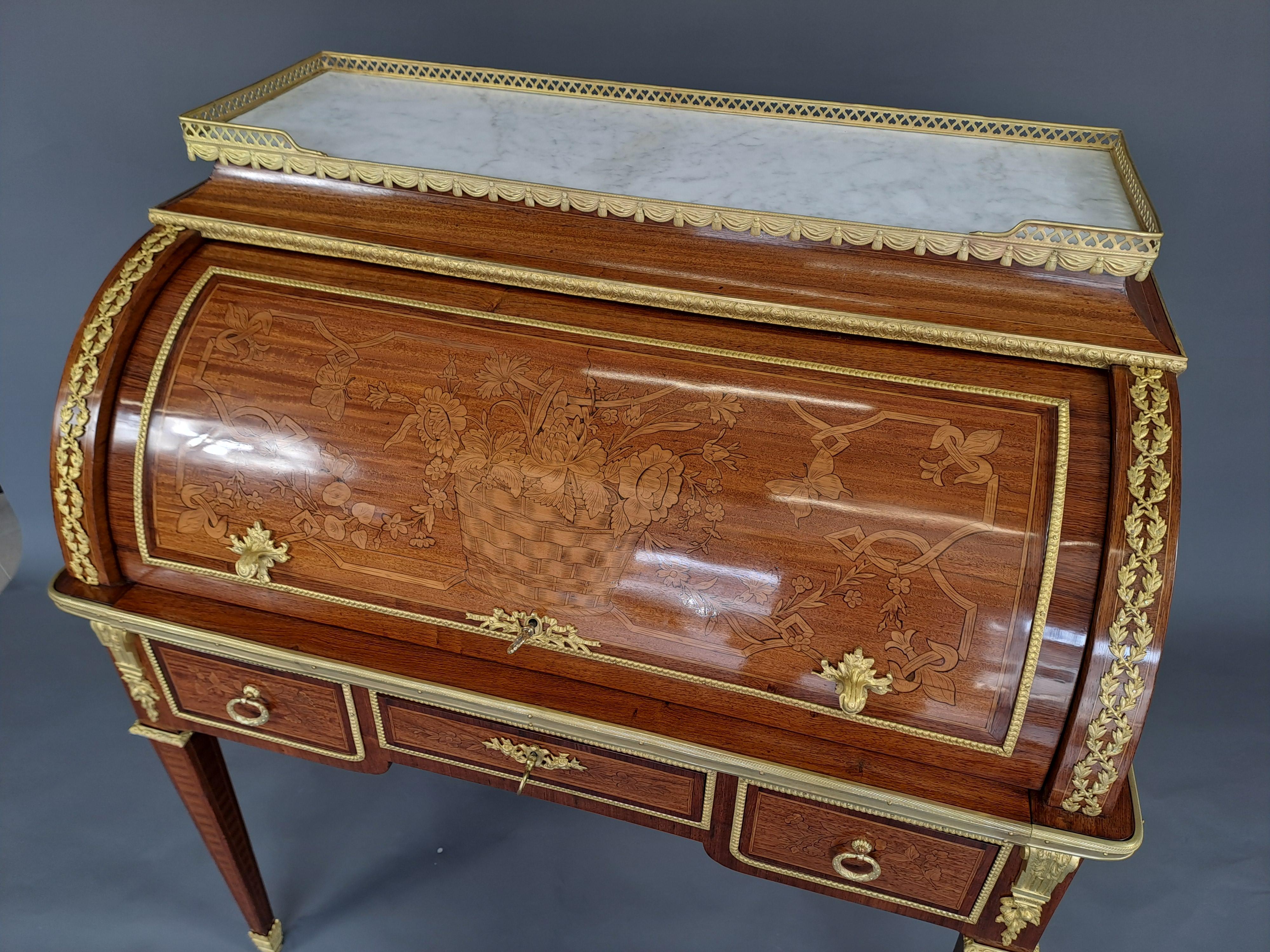 Secretario cilíndrico estilo Luis XVI en marquetería y bronce dorado siglo XIX en venta