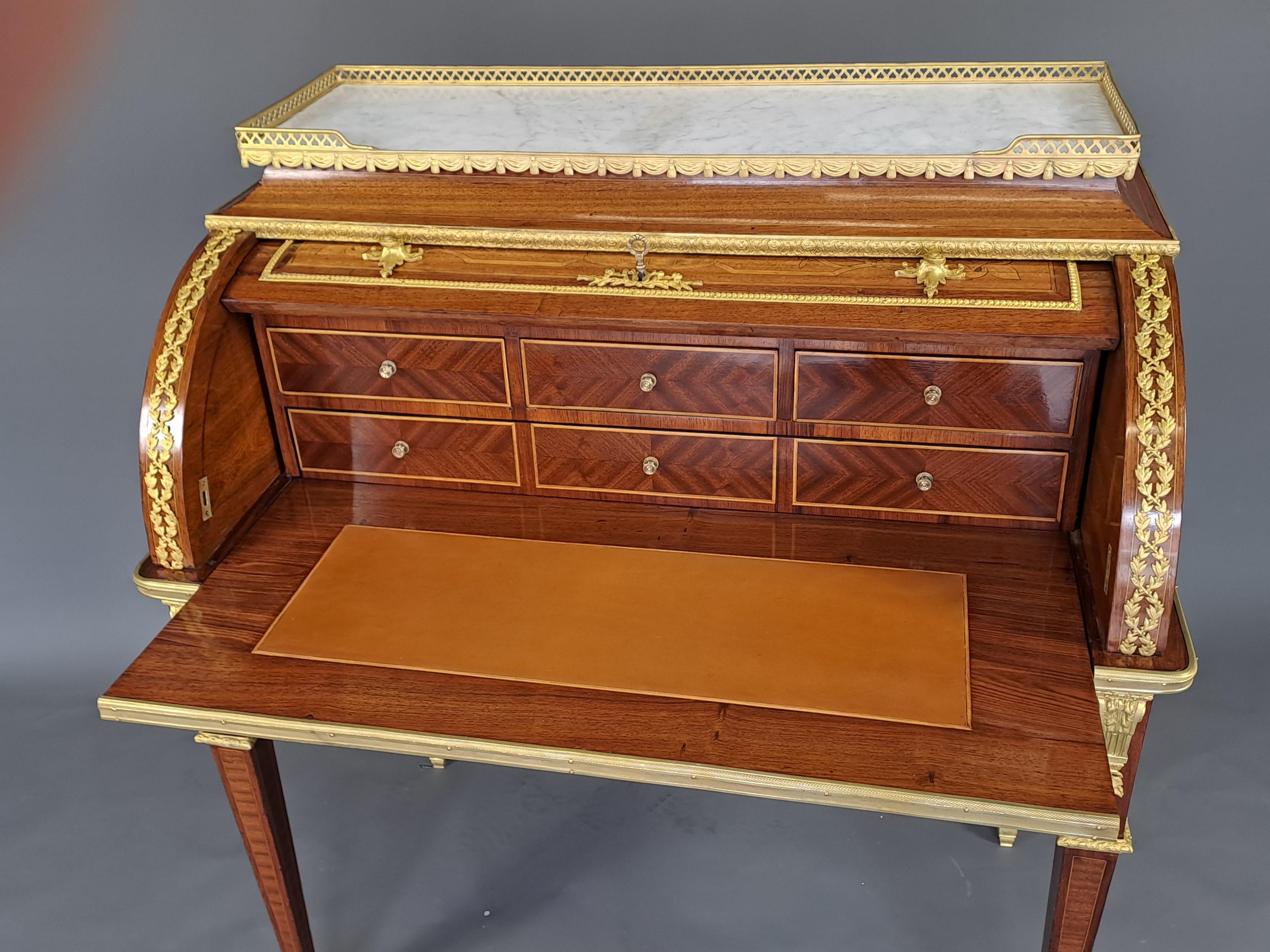 Secretario cilíndrico estilo Luis XVI en marquetería y bronce dorado en venta 1