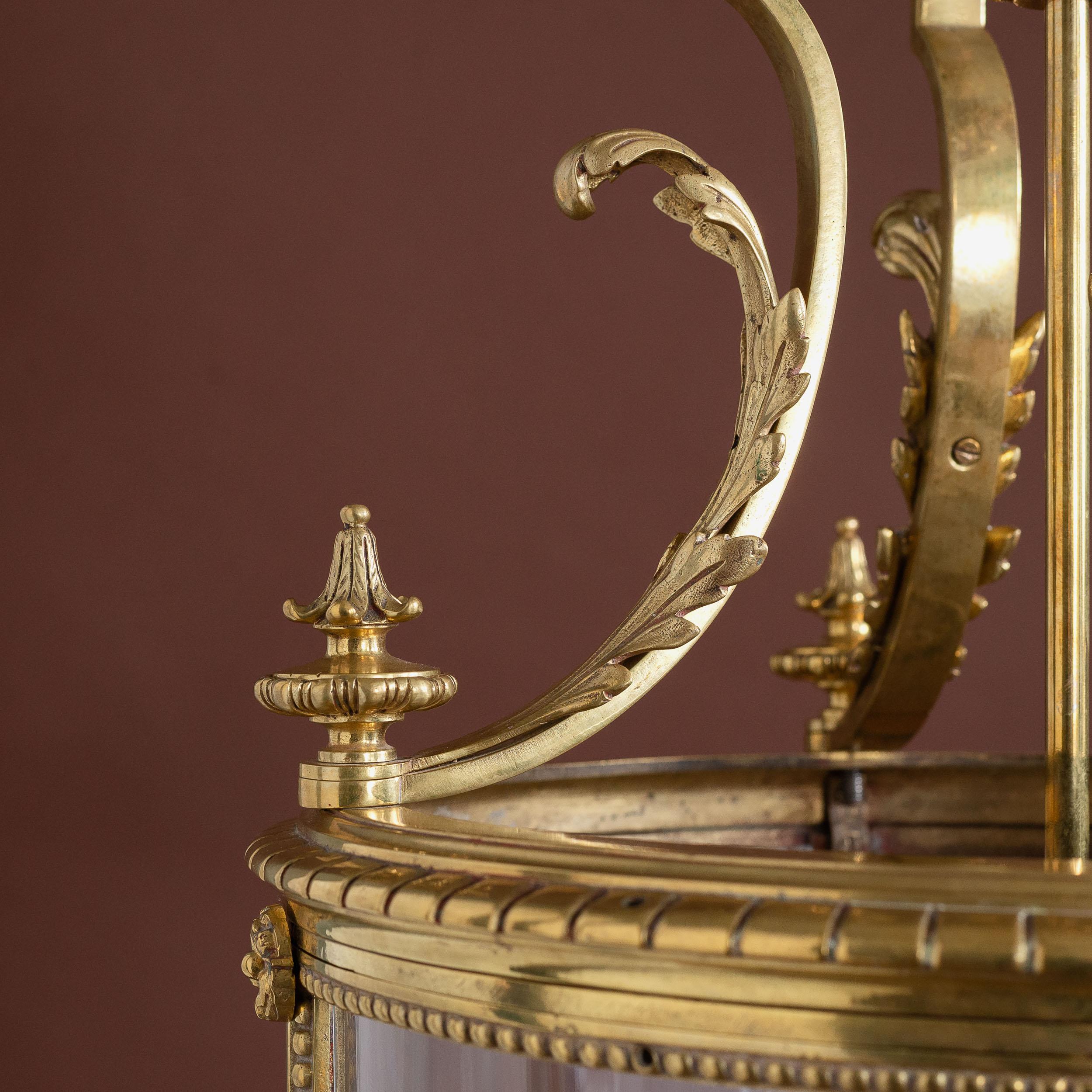 Lanterna da ingresso francese in stile Luigi XVI, metà del XX secolo, in bronzo fuso e laccato d'oro con vetri curvi, ricablata e sottoposta a PAT test. È necessario un gancio a soffitto o una rosa.

Dimensioni:	87 cm (34¼