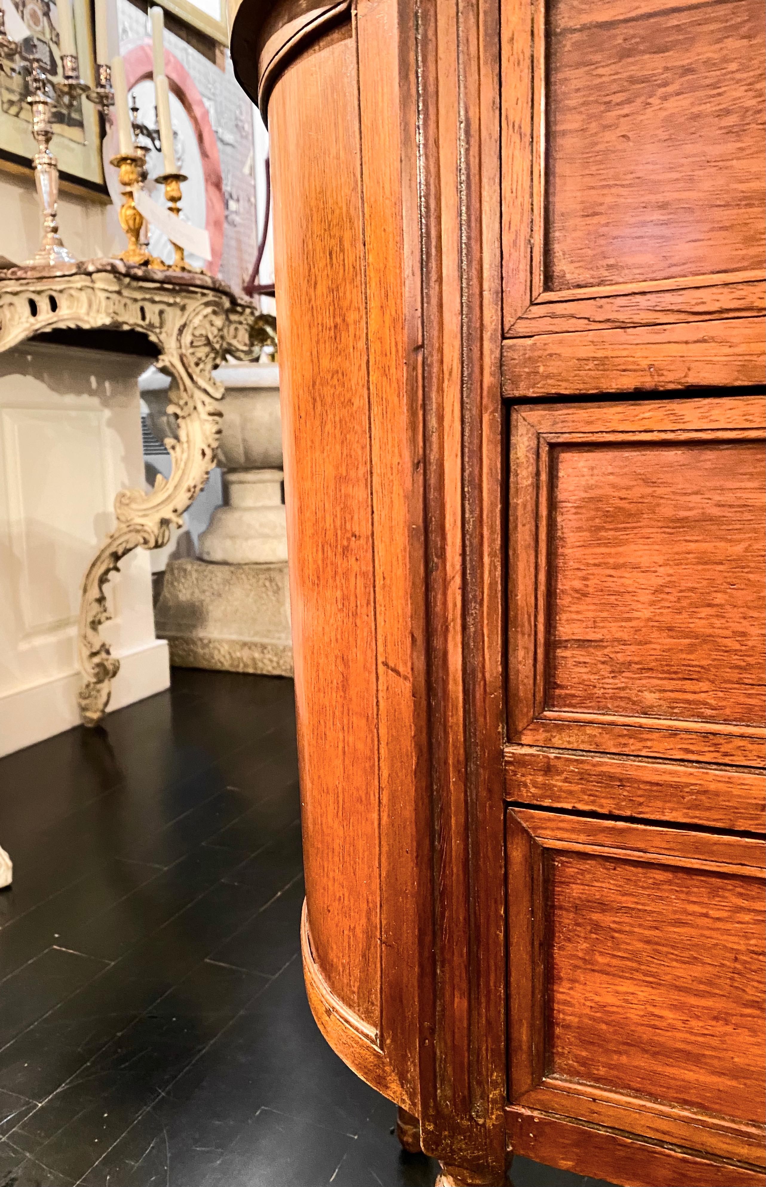 20ième siècle Meuble de rangement Demi-Lune de style Louis XVI avec plateau en marbre et galerie en bronze en vente