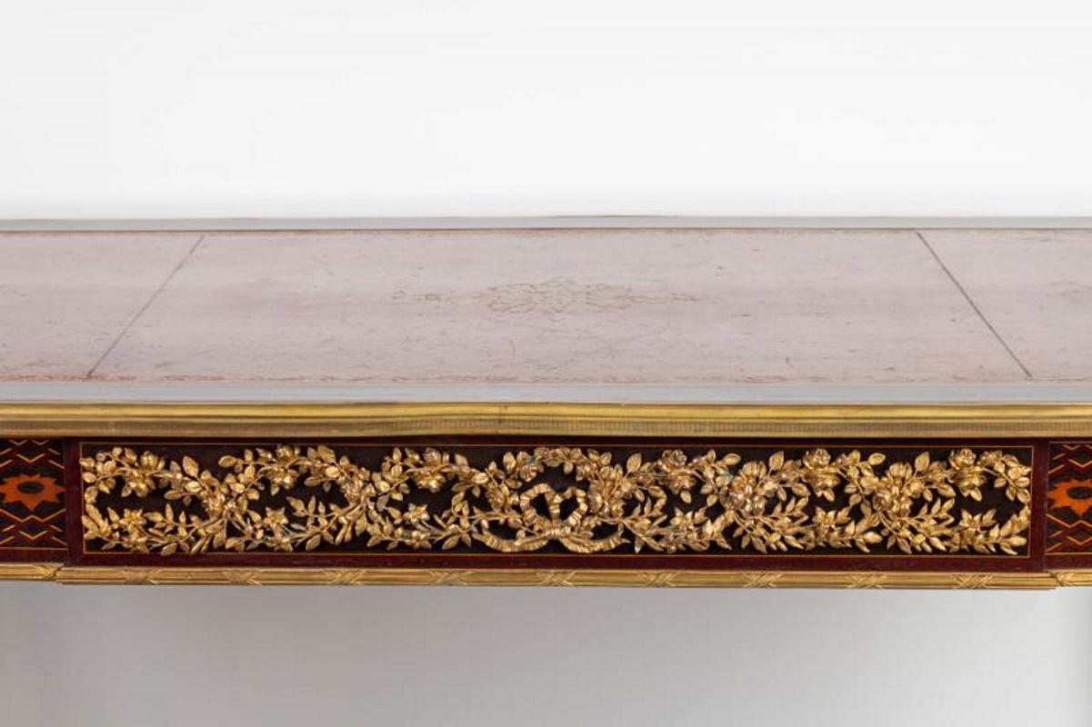 Louis XVI style desk
Gilded bronze, leather and wenge marquetry, rosewood and maple, style- Louis XVI, Directoire, 19th century
Measures: Length 140 cm
Width 80 cm
Height 75 cm.