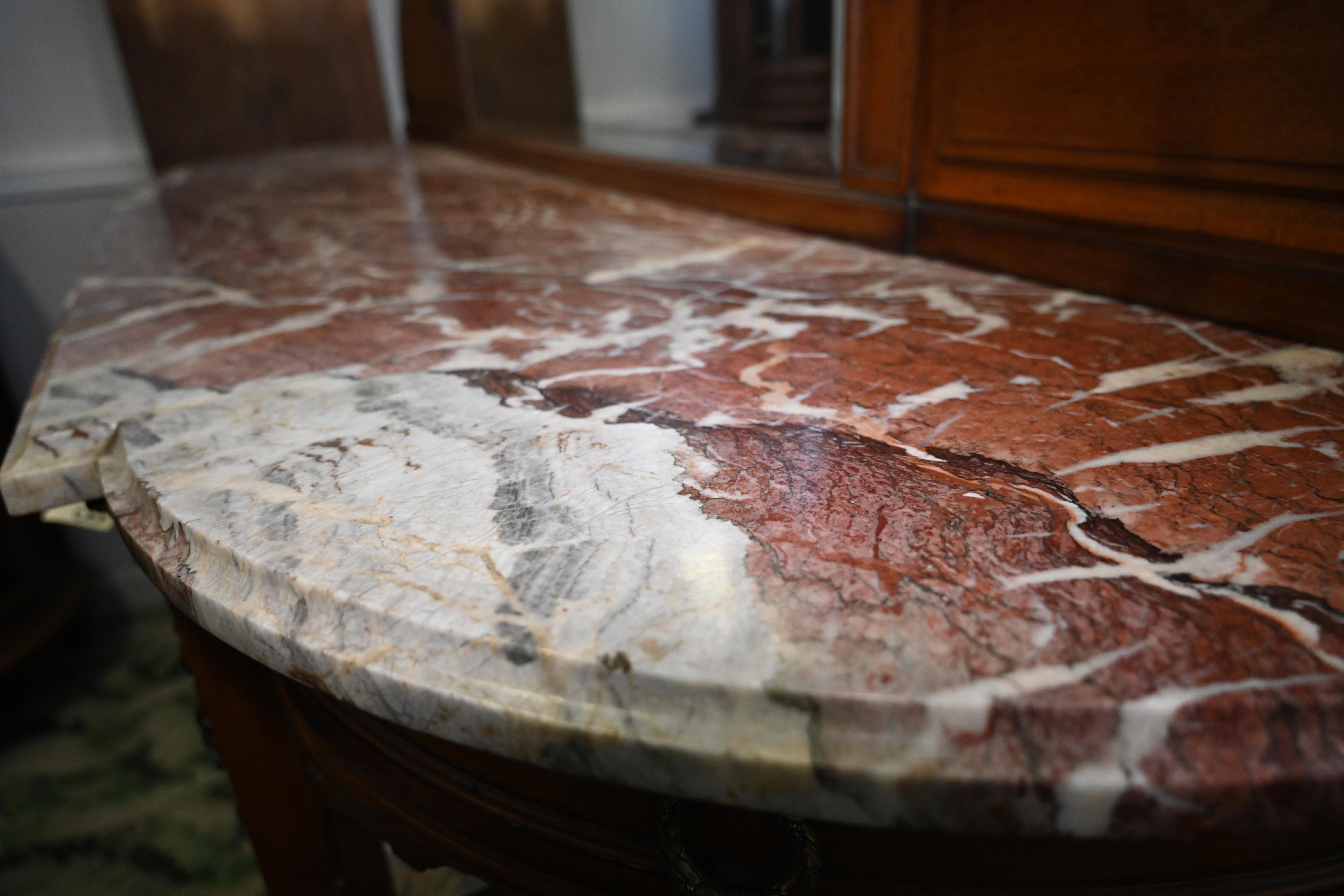 Sala da pranzo in stile Luigi XVI intagliata in legno di noce in vendita 4