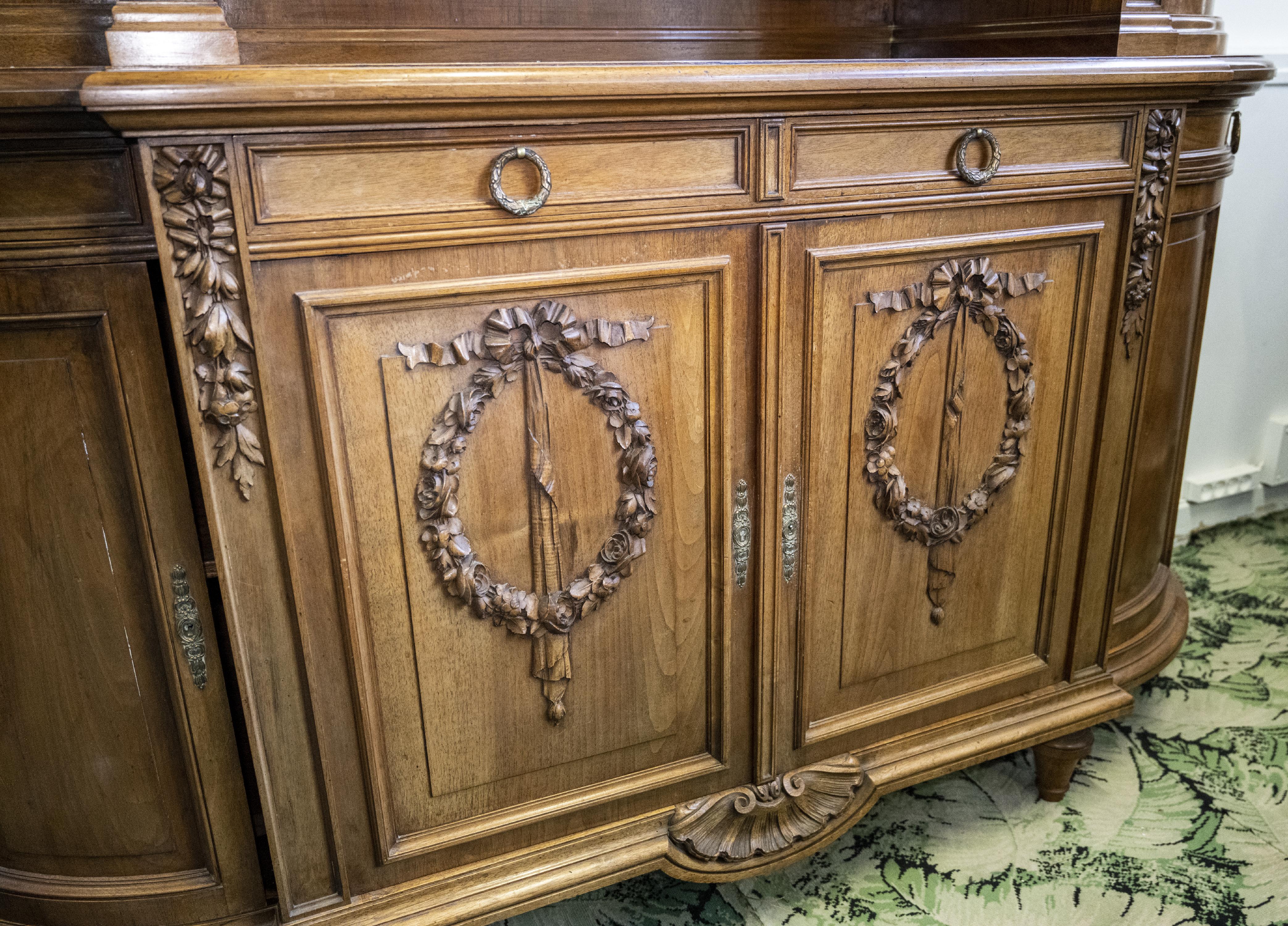Sala da pranzo in stile Luigi XVI intagliata in legno di noce in vendita 8