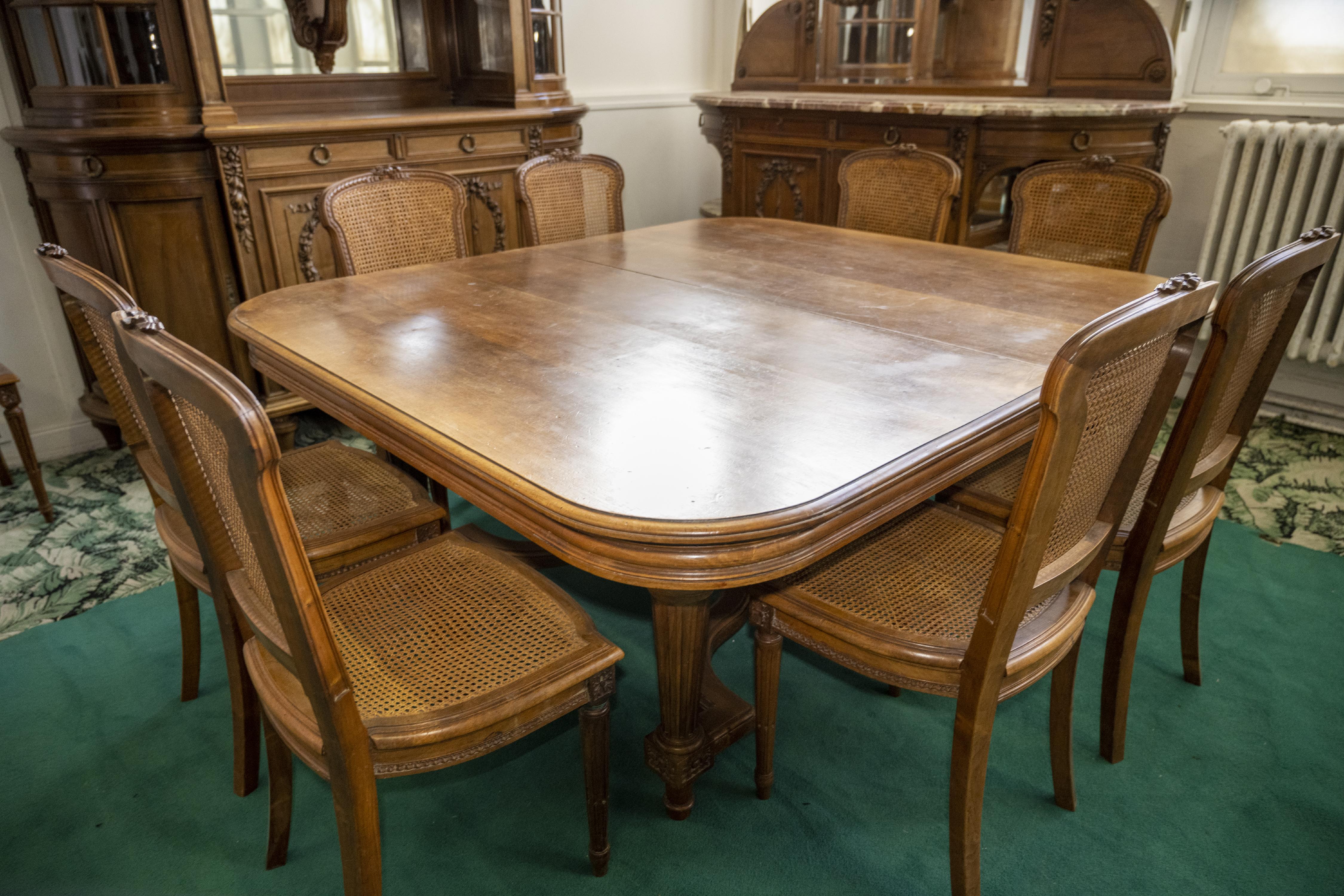Francese Sala da pranzo in stile Luigi XVI intagliata in legno di noce in vendita