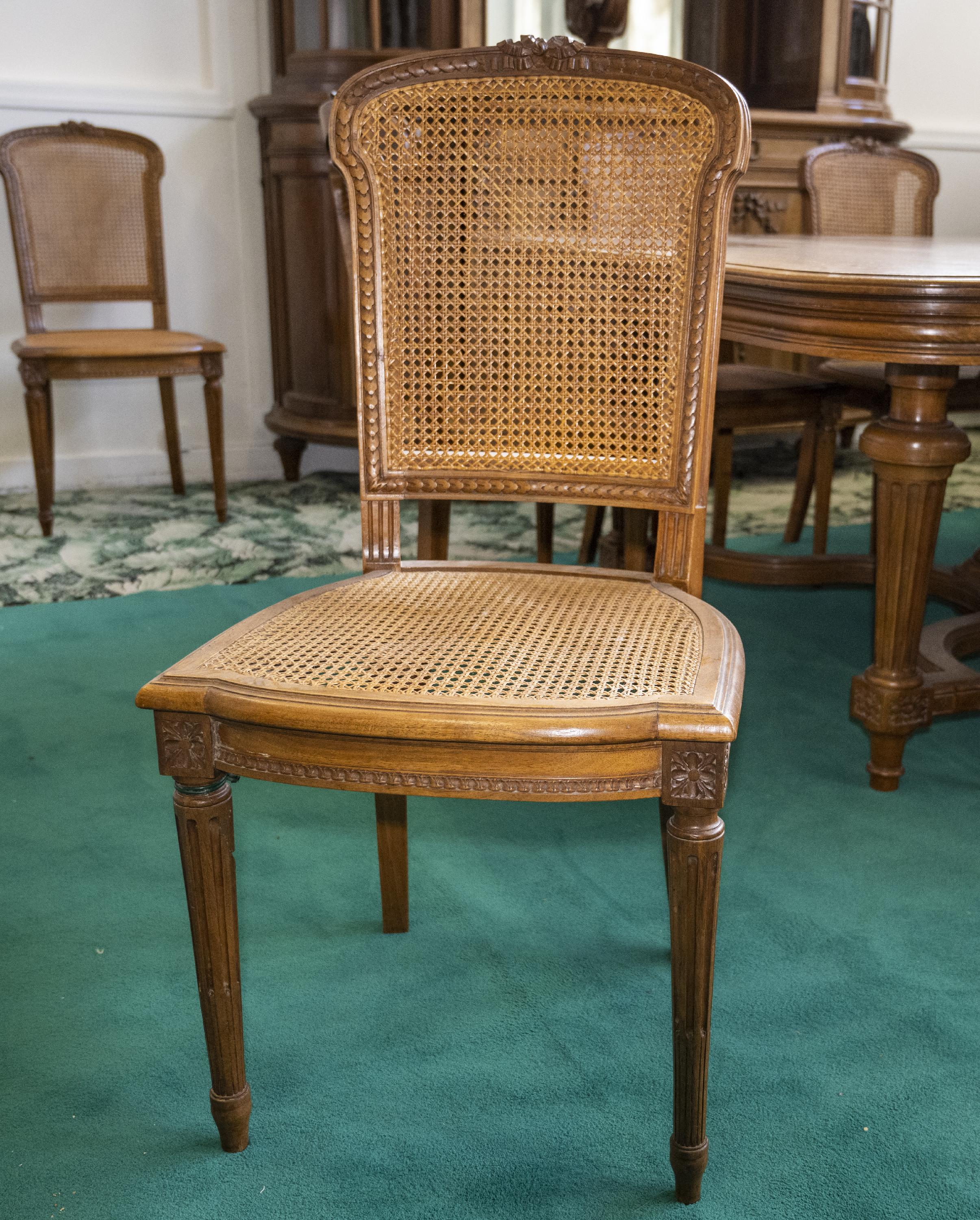 Intagliato Sala da pranzo in stile Luigi XVI intagliata in legno di noce in vendita