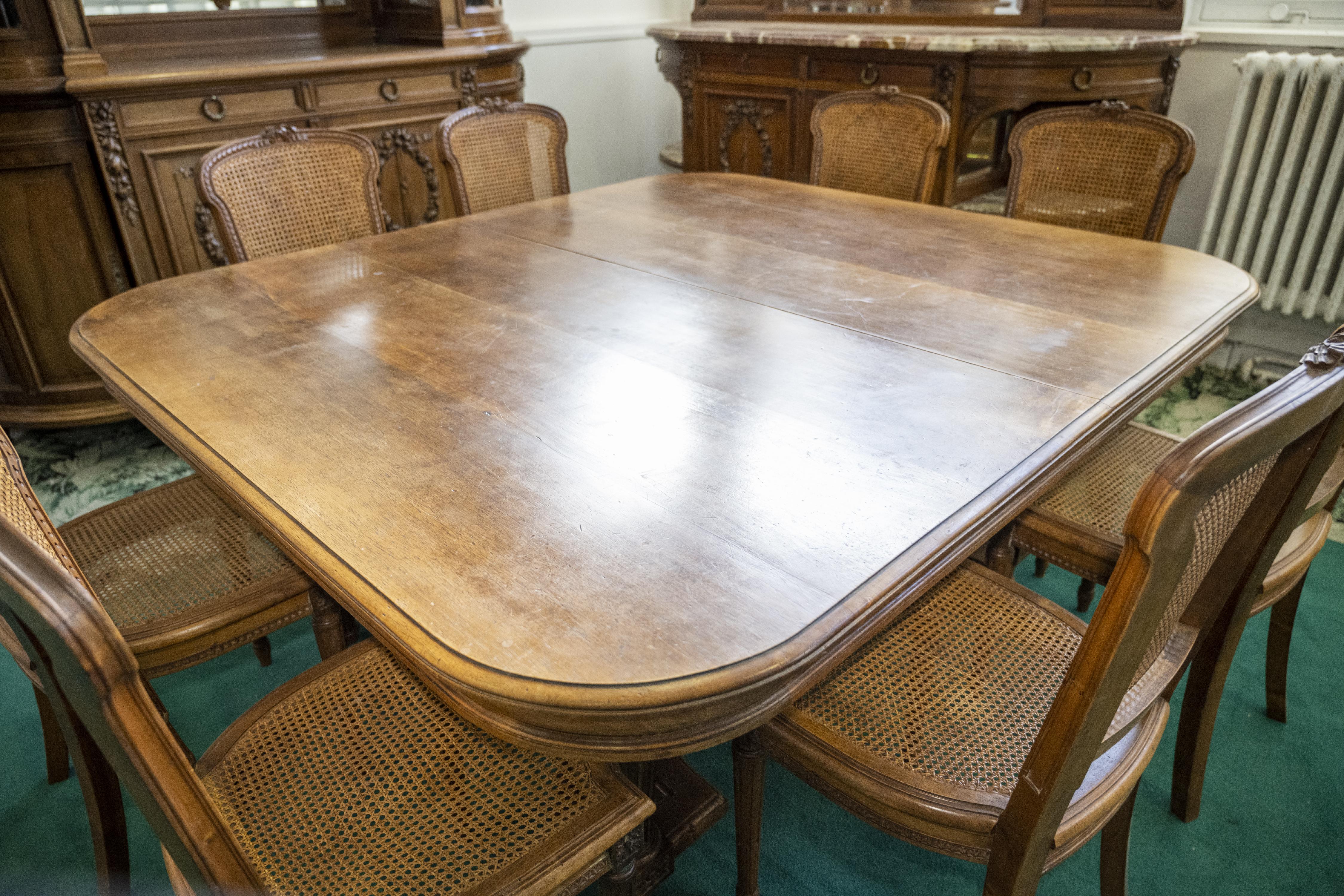 Noce Sala da pranzo in stile Luigi XVI intagliata in legno di noce in vendita