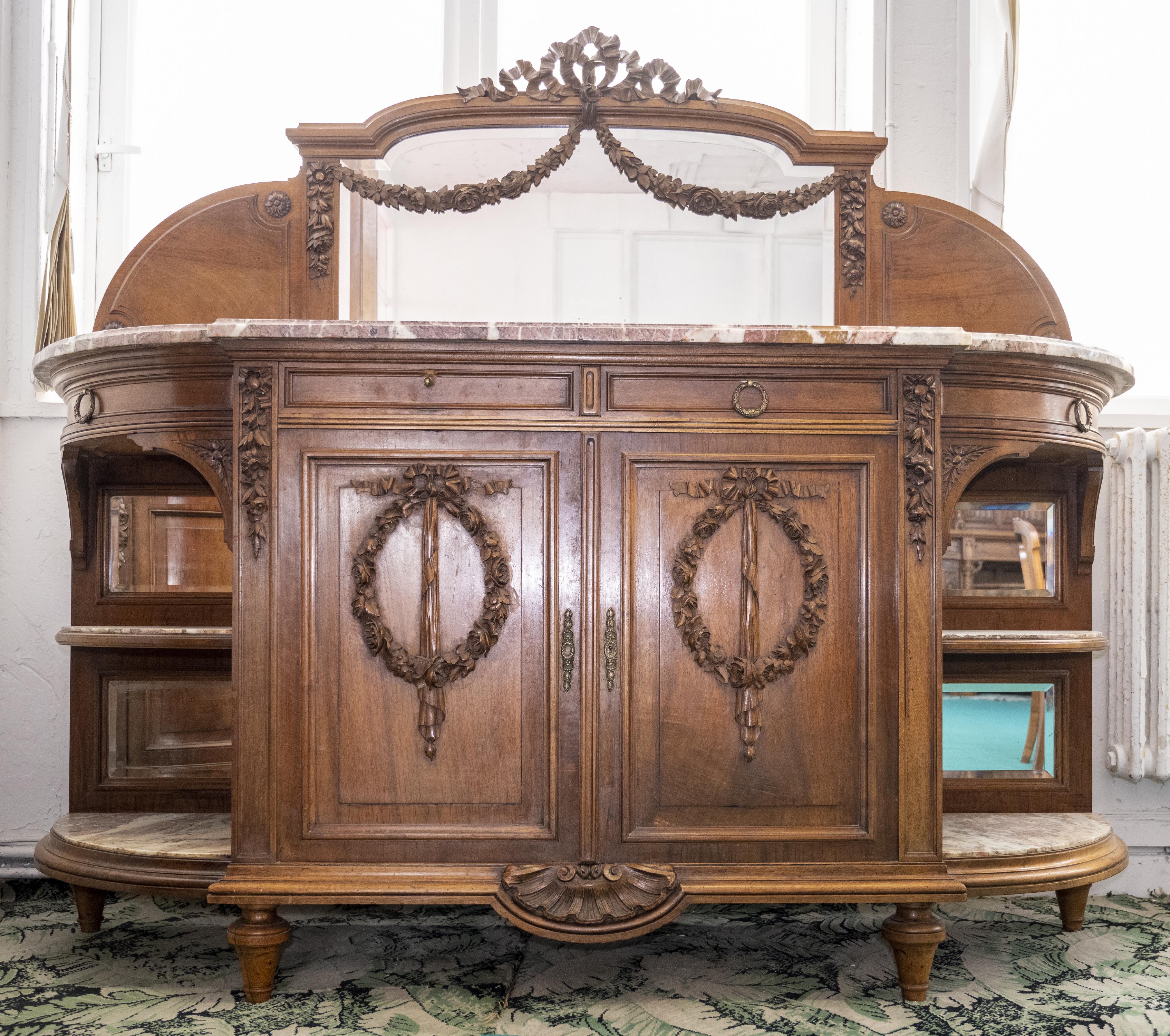 Sala da pranzo in stile Luigi XVI intagliata in legno di noce in vendita 1