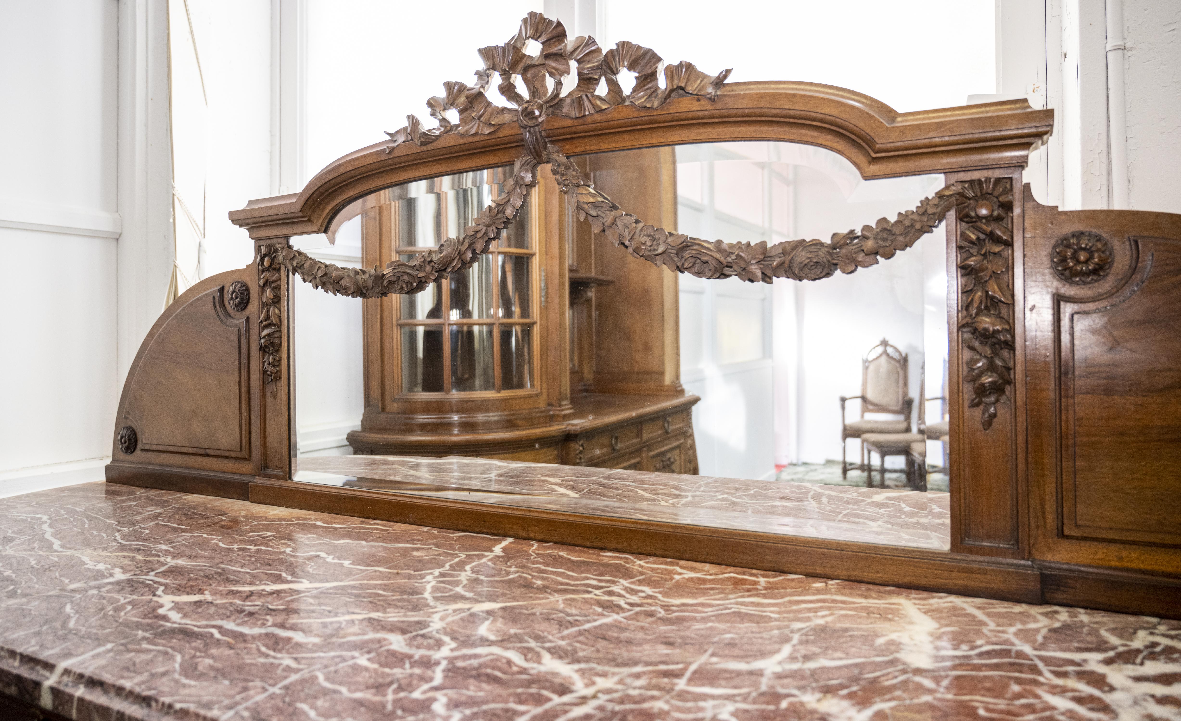 Sala da pranzo in stile Luigi XVI intagliata in legno di noce in vendita 2