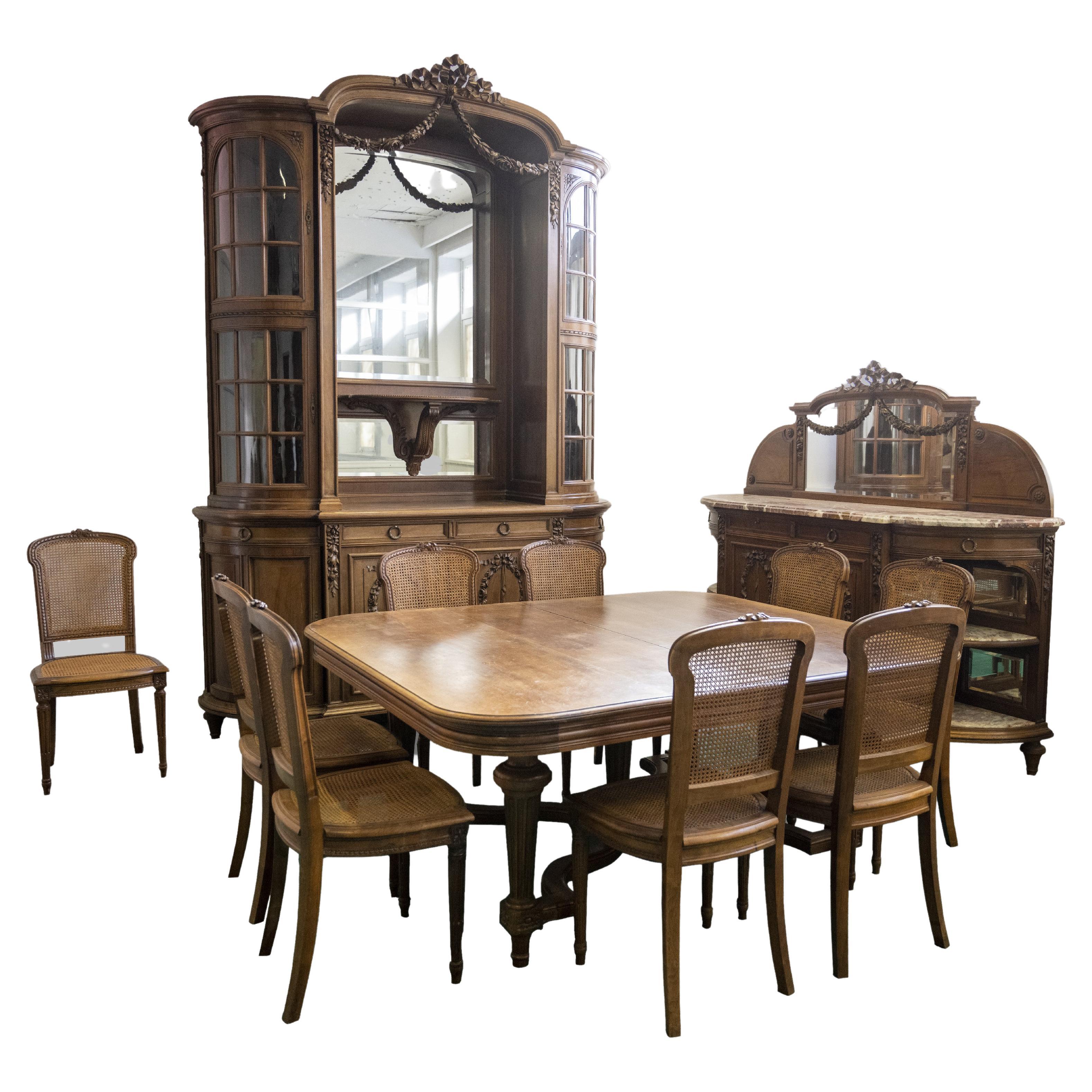 Sala da pranzo in stile Luigi XVI intagliata in legno di noce in vendita