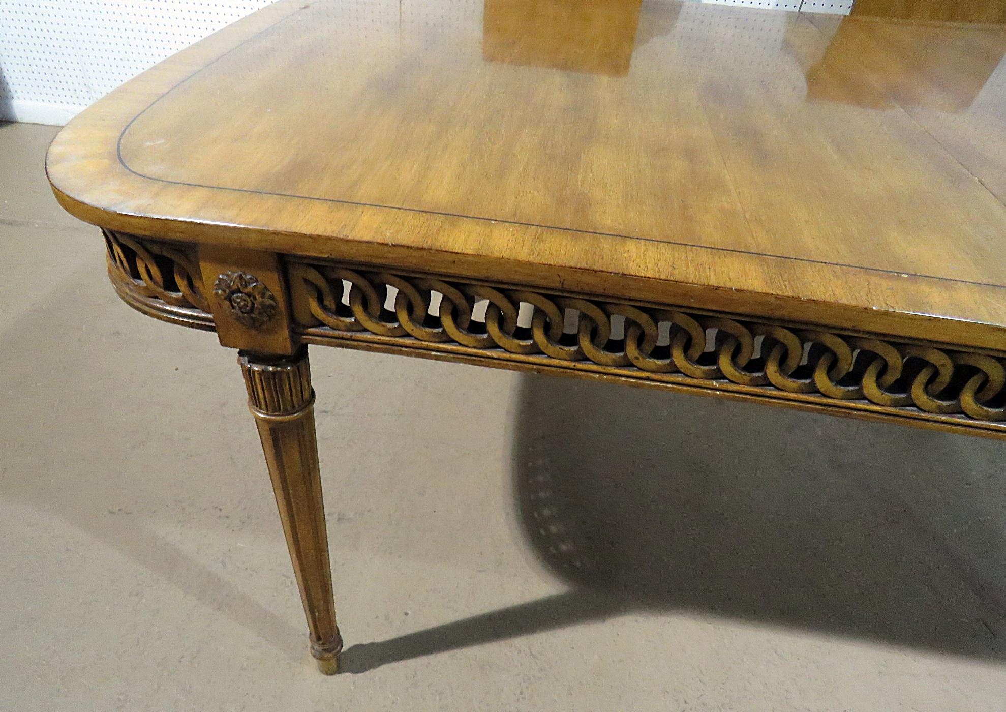 Carved Walnut French Louis XVI Style Dining Table w Pierce Carved Circular Skirt In Fair Condition In Swedesboro, NJ