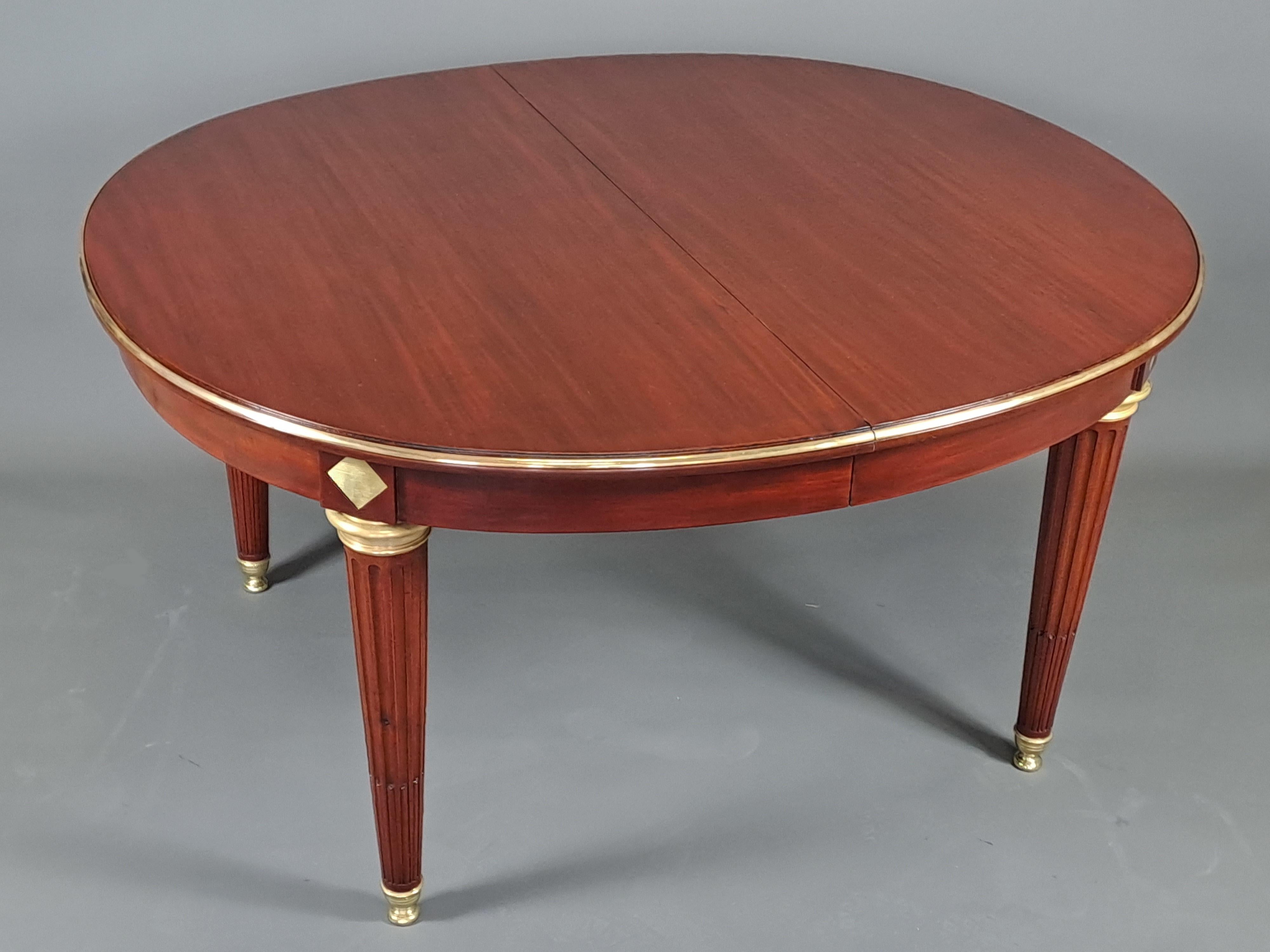 Louis XVI Style Dining Room Table In Mahogany And Gilt Bronze In Good Condition For Sale In BARSAC, FR