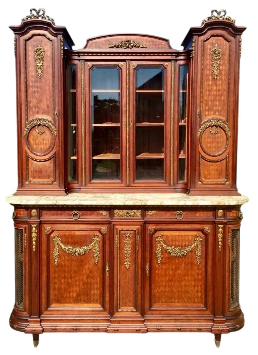 Superb Louis XVI style marquetry and gilt bronze dining room. It is composed of a magnificent 2-part buffet with a central display cabinet in the upper part and two cupboards with shelves on either side. In the lower part, 2 drawers and 2 cupboards