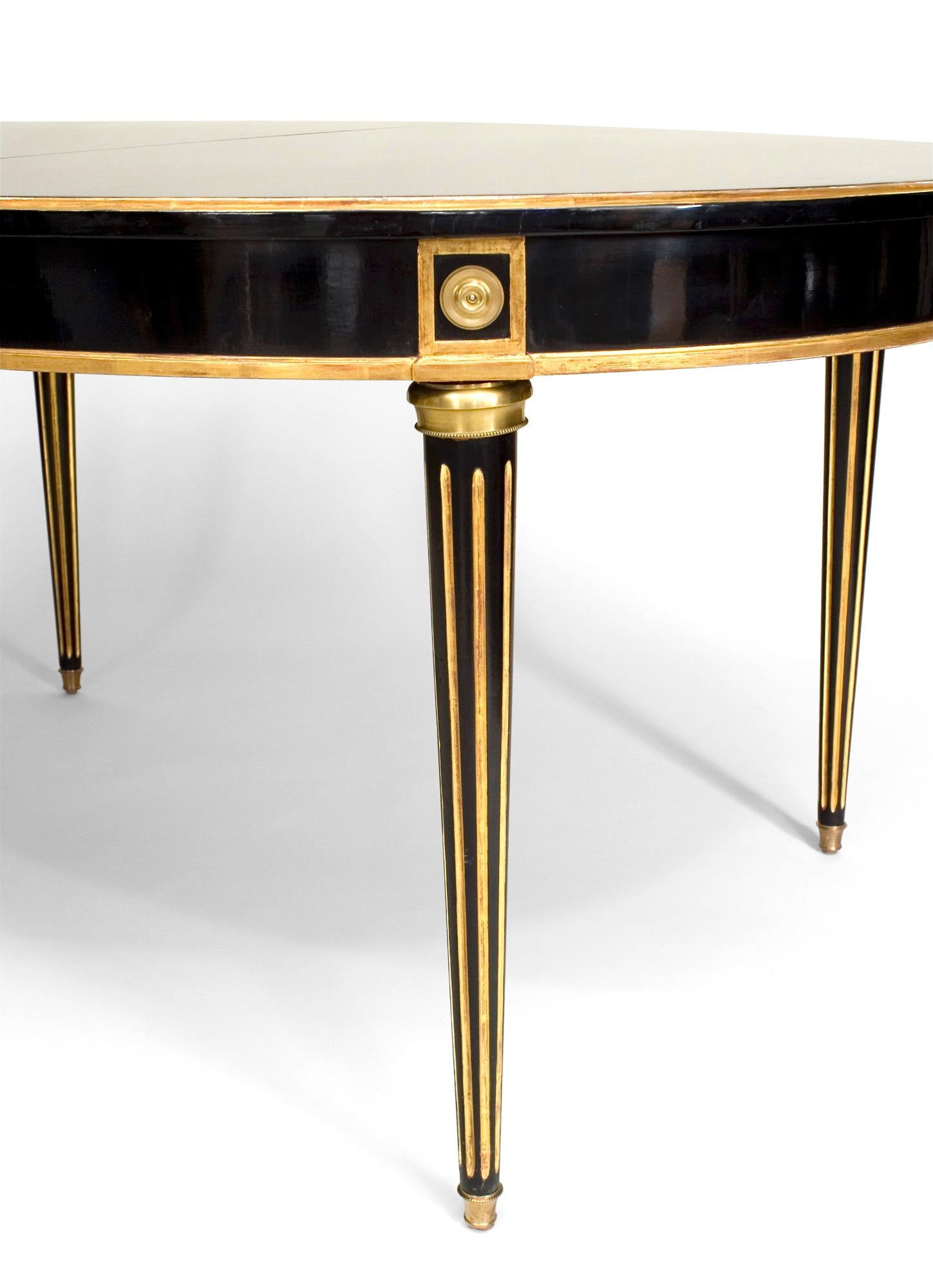 Table de salle à manger ovale de style Louis XVI français (20e siècle) en ébène avec garniture dorée sur des pieds cannelés, bordure et tablier avec 3 feuilles de 20
