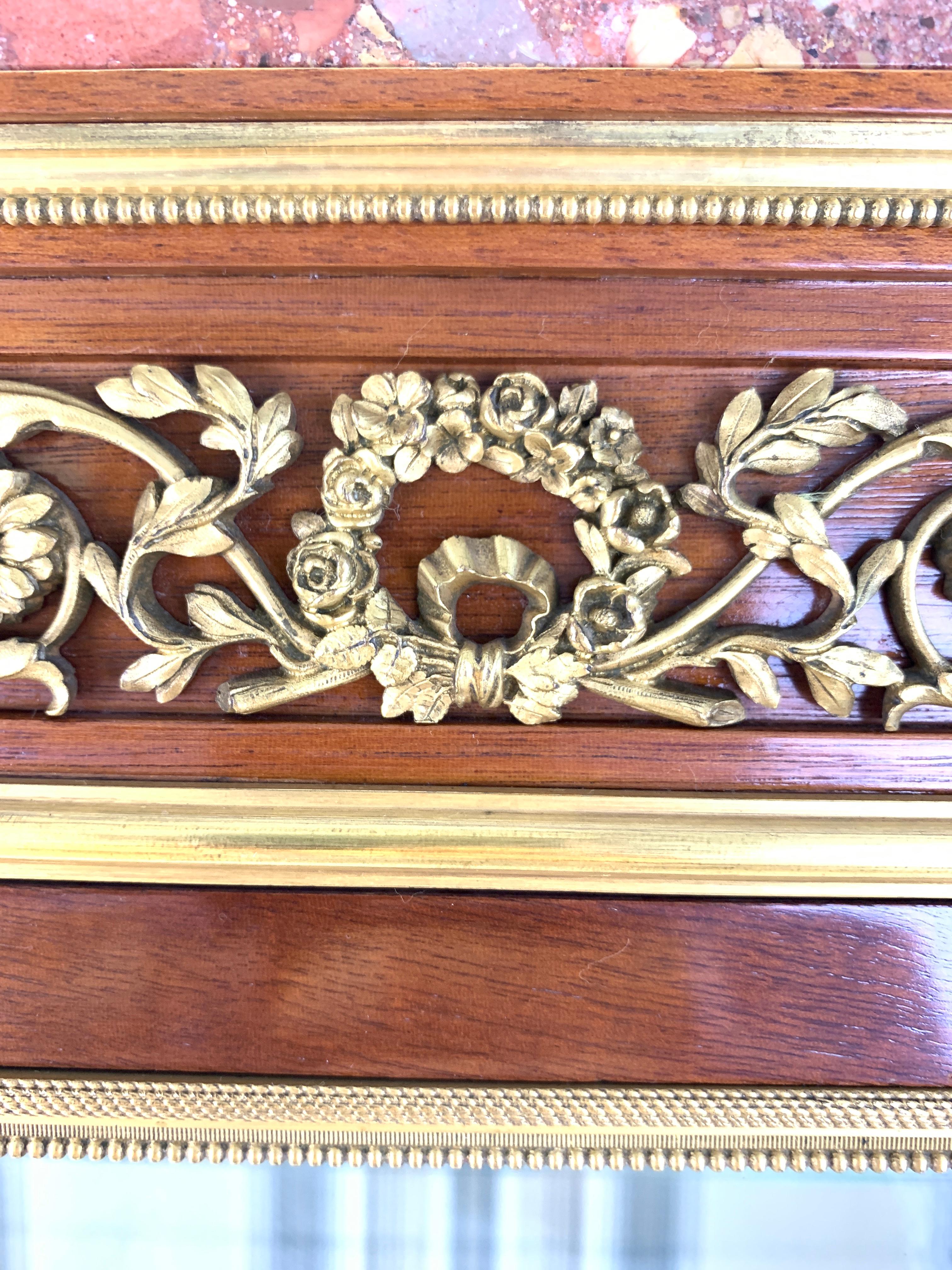 Vetrina in stile Luigi XVI con supporti in ormolu, Maison Krieger In condizioni buone in vendita a London, GB