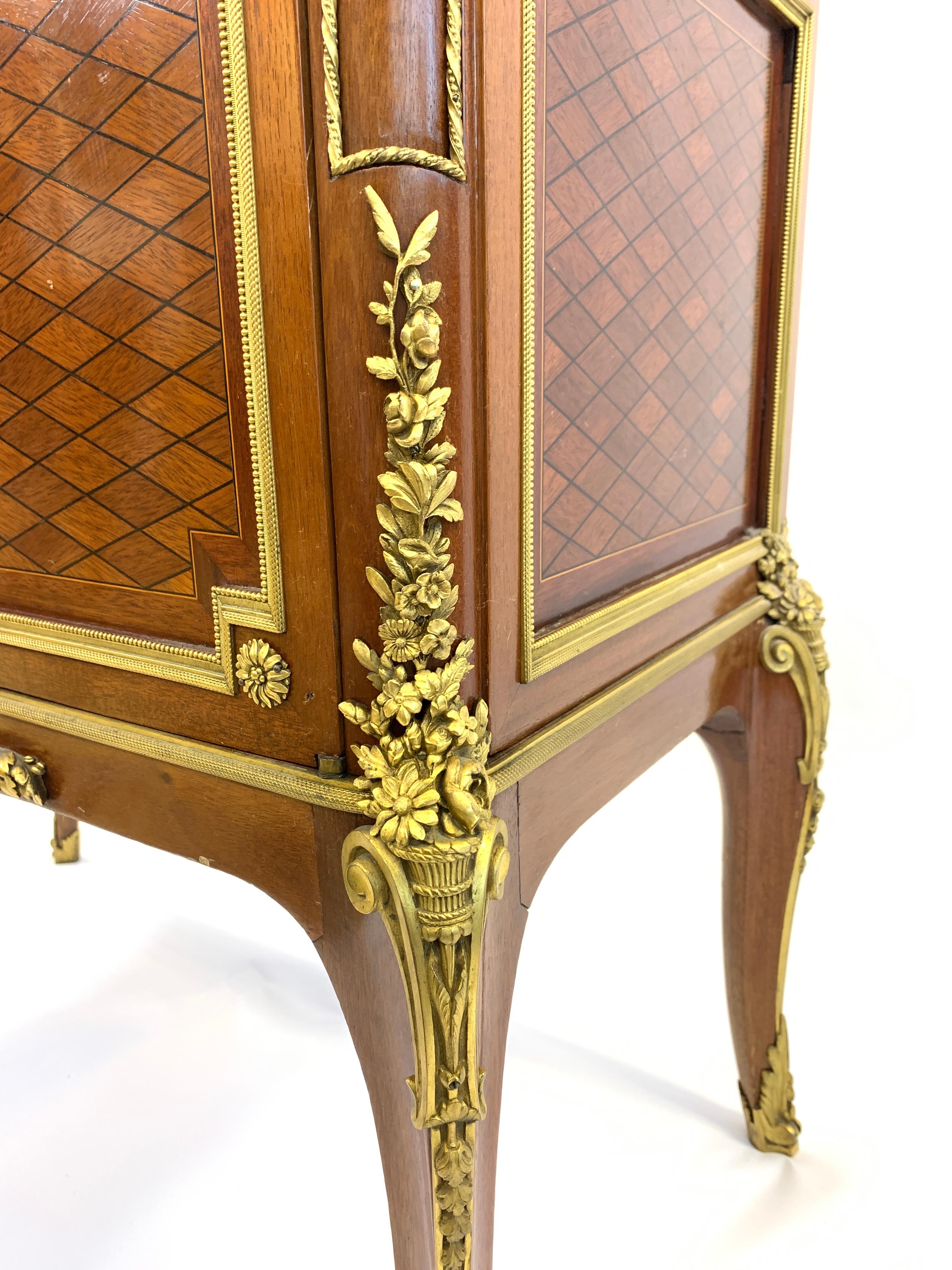 Similoro Vetrina in stile Luigi XVI con supporti in ormolu, Maison Krieger in vendita