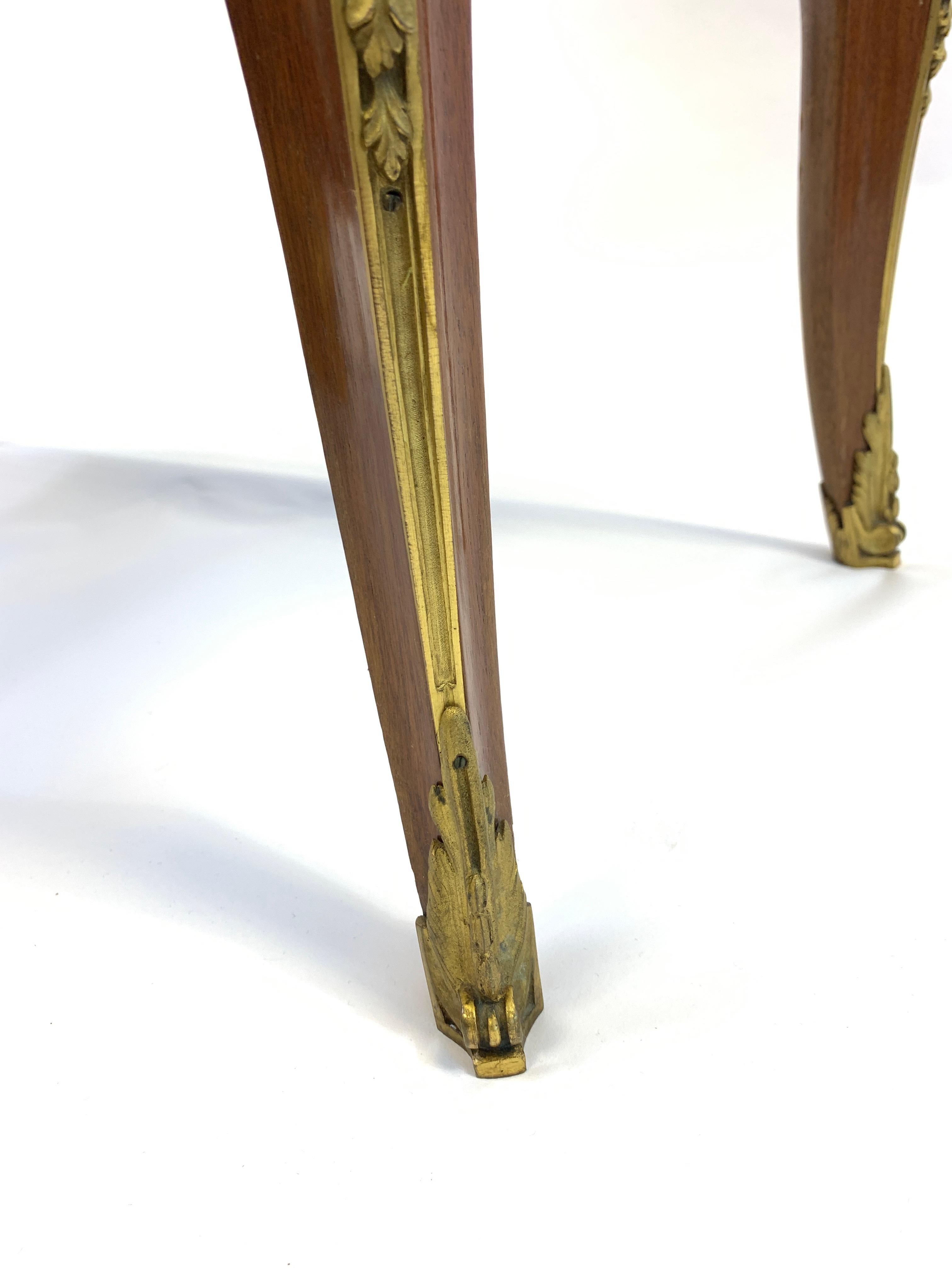 Vetrina in stile Luigi XVI con supporti in ormolu, Maison Krieger in vendita 1