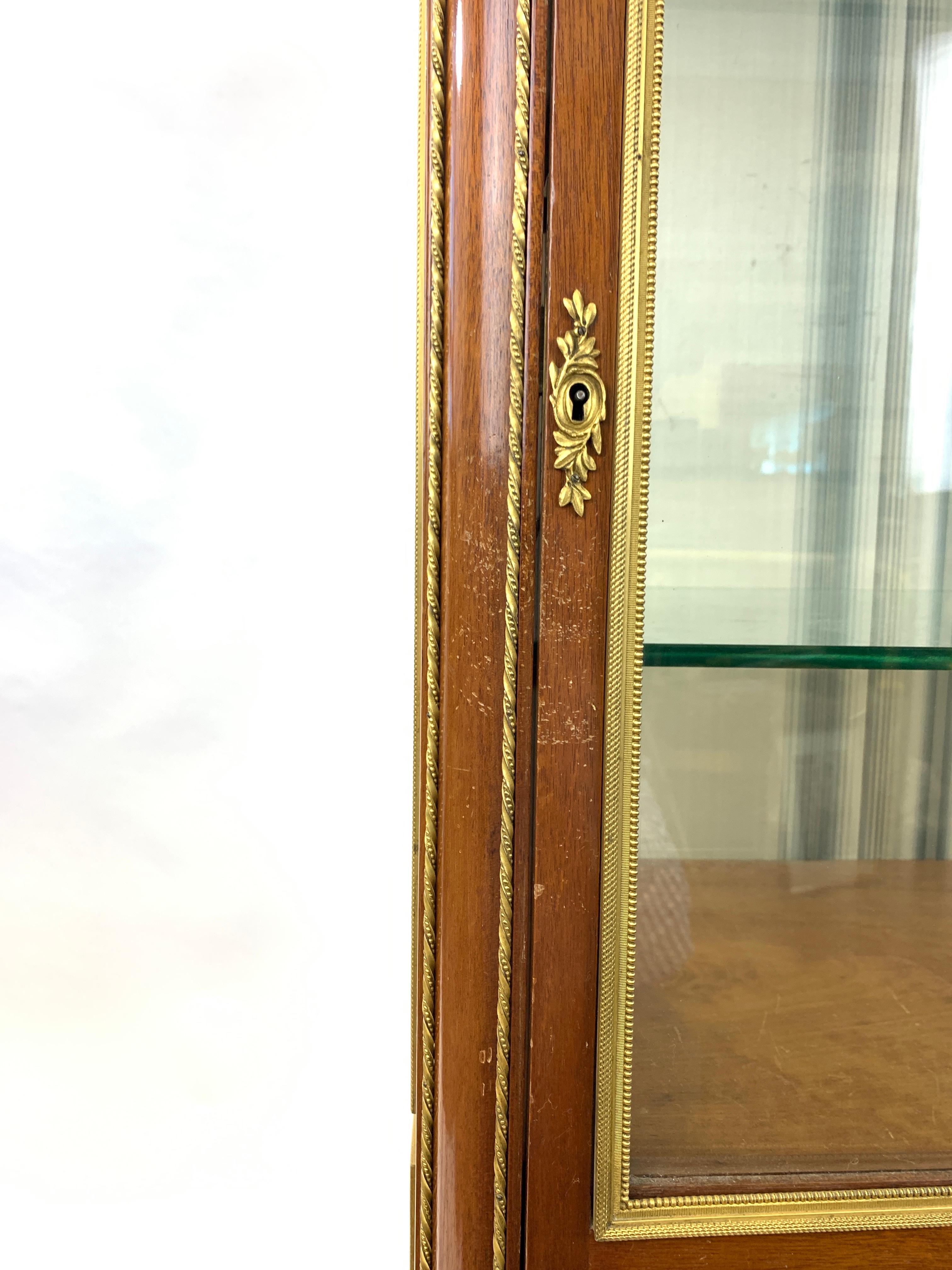 Vetrina in stile Luigi XVI con supporti in ormolu, Maison Krieger in vendita 3