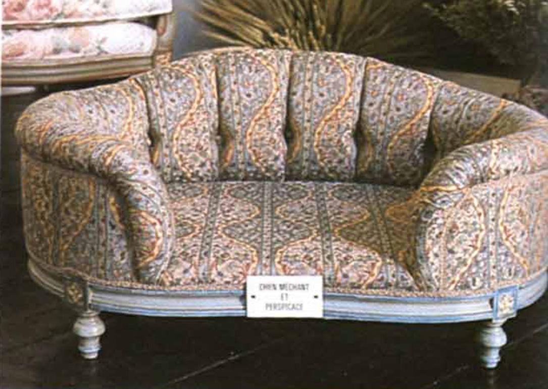 Louis XVI style dog and or cat bed
Hand carved wood, manufactured by Francesco Elli (reference 8083)
Dimensions: Height cm 38
Depth cm 49
Width cm 80
Seat height cm 16.
