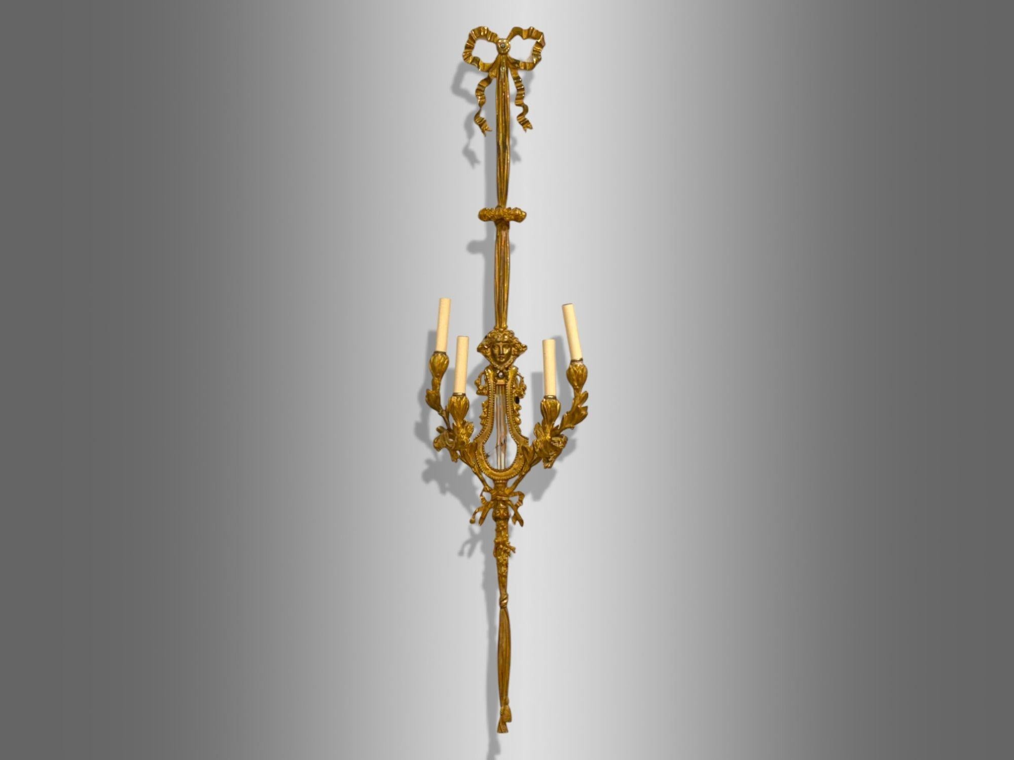 Appliques monumentales en bronze doré de style Louis XVI, France, fin XIXe/début XXe siècle

Paire d'appliques murales en bronze doré de style Louis XVI. Cette étonnante paire d'appliques murales monumentales en forme de ruban et de pompon est à