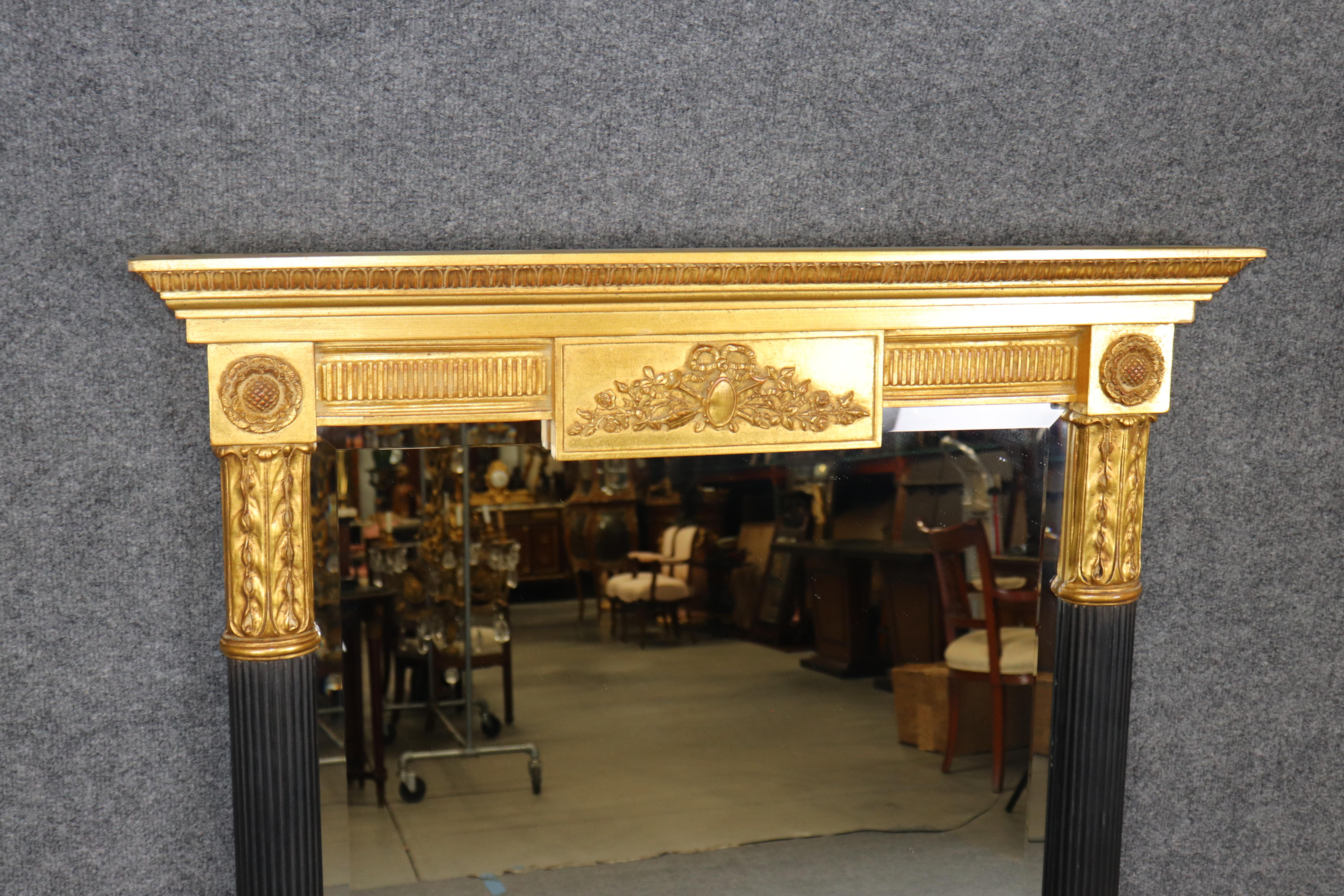 Miroir biseauté sculpté, ébonisé et doré de style Louis XVI par Carver's Guild Bon état - En vente à Swedesboro, NJ