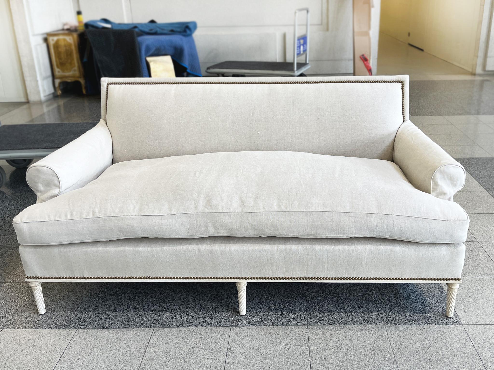 Settee de style Louis XVI en lin blanc écru Bon état - En vente à New York, NY