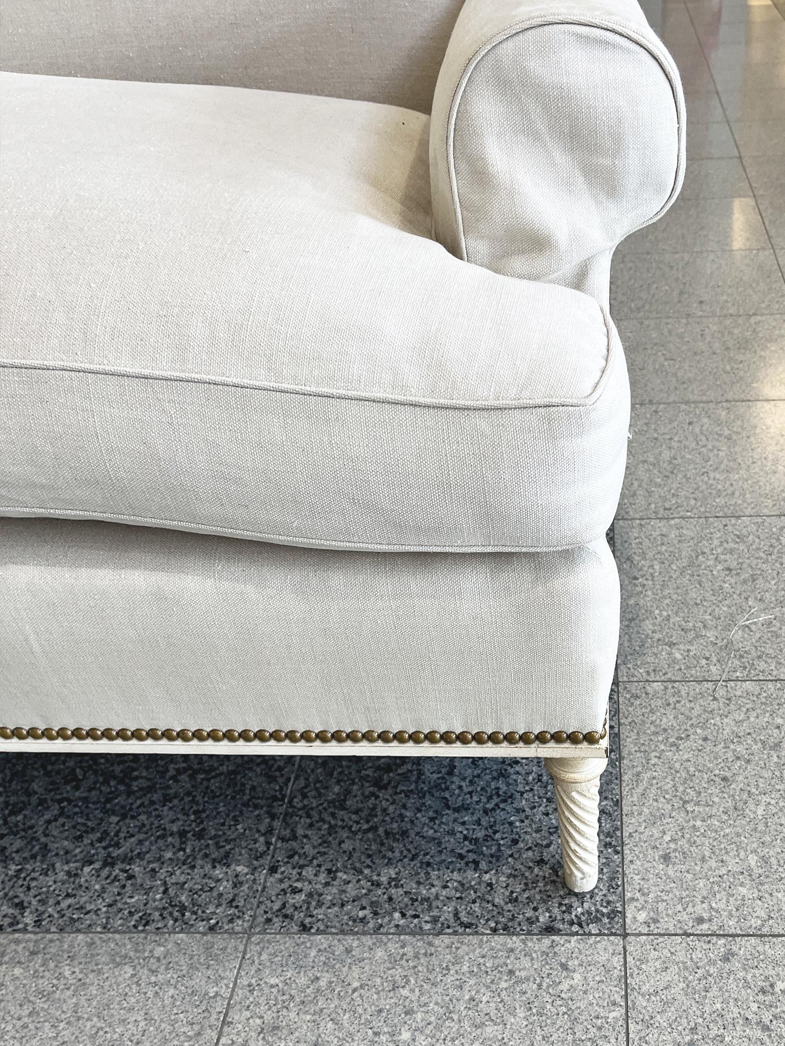 20ième siècle Settee de style Louis XVI en lin blanc écru en vente