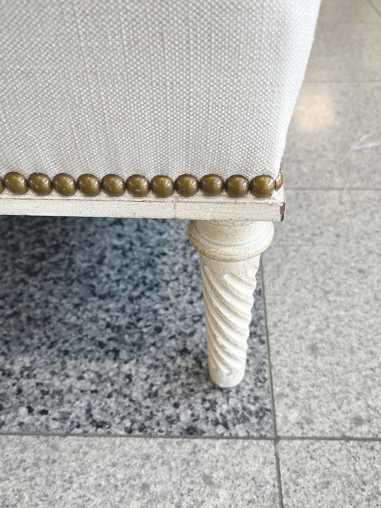 Métal Settee de style Louis XVI en lin blanc écru en vente