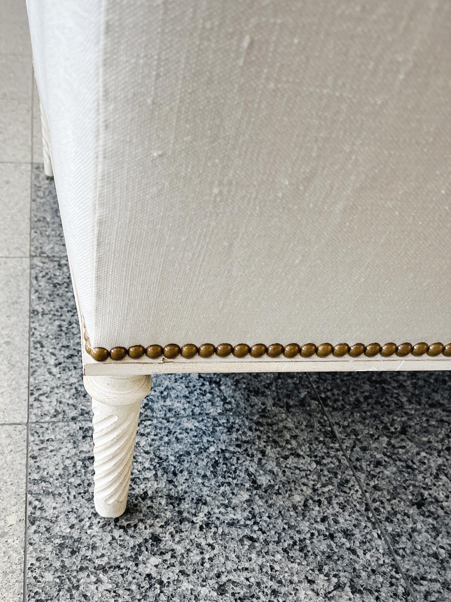 Settee de style Louis XVI en lin blanc écru en vente 2