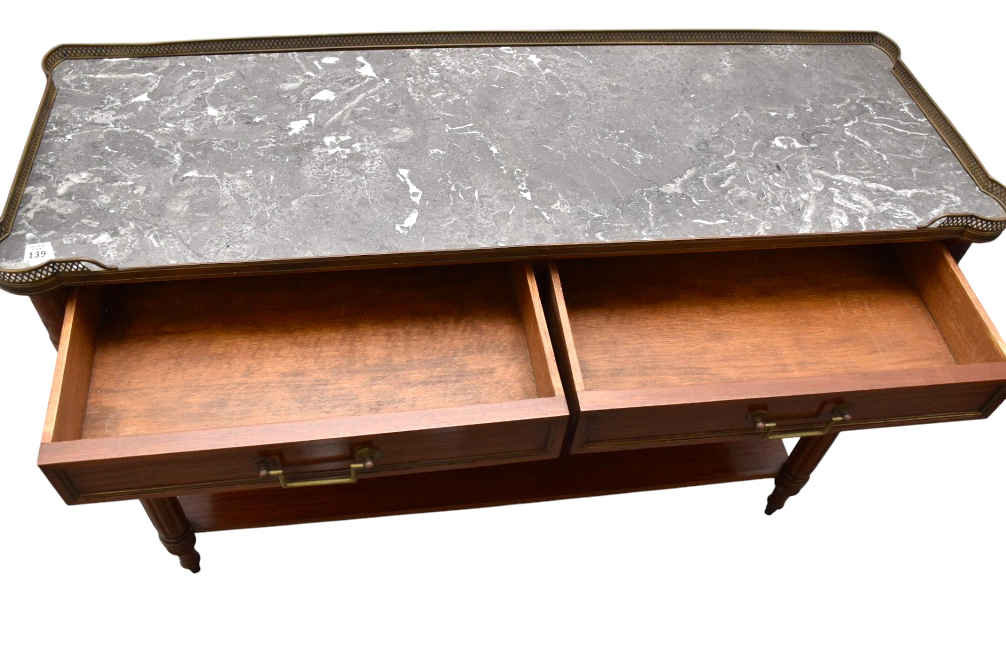 Regency Étagère de style Louis XVI avec galerie en laiton et plateau en marbre