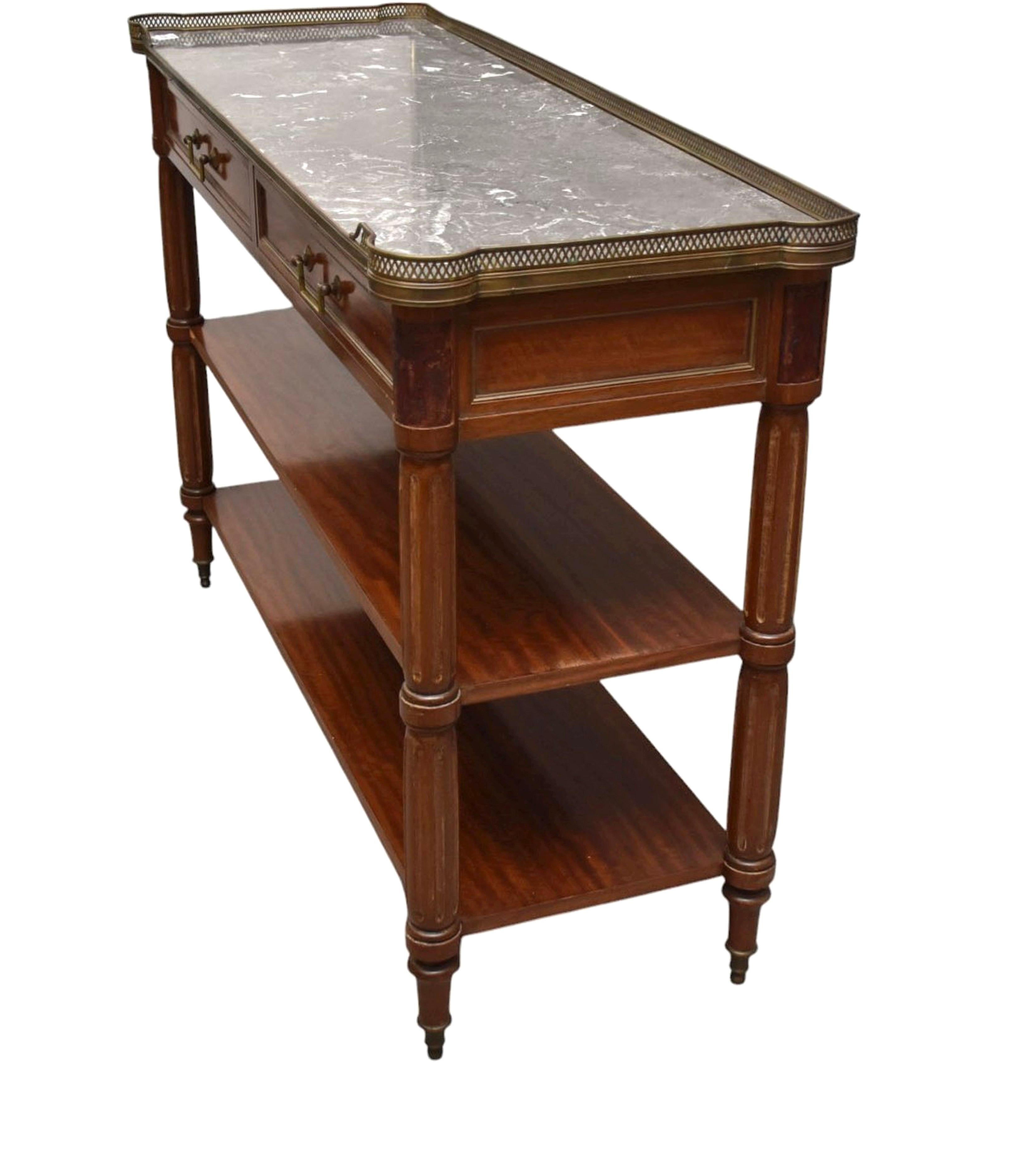 Anglais Étagère de style Louis XVI avec galerie en laiton et plateau en marbre