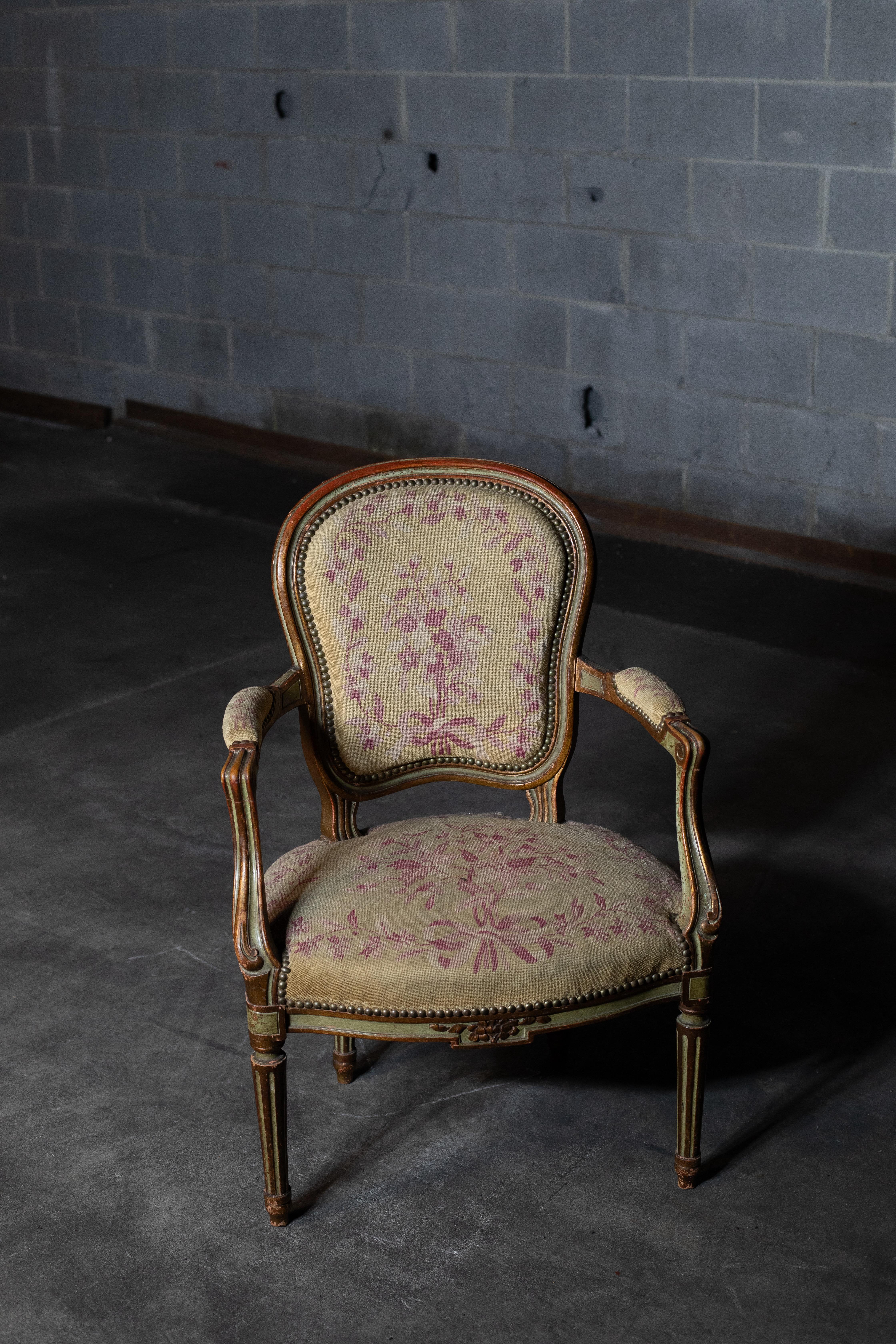 Chaises Fauteuil de style Louis XVI (ensemble de 2). Elegant ensemble de fauteuils français anciens, fabriqués à la fin du 19e siècle ou au début du 20e siècle. Ces chaises de style Louis XVI sont dotées d'un cadre en bois sculpté et peint, de pieds