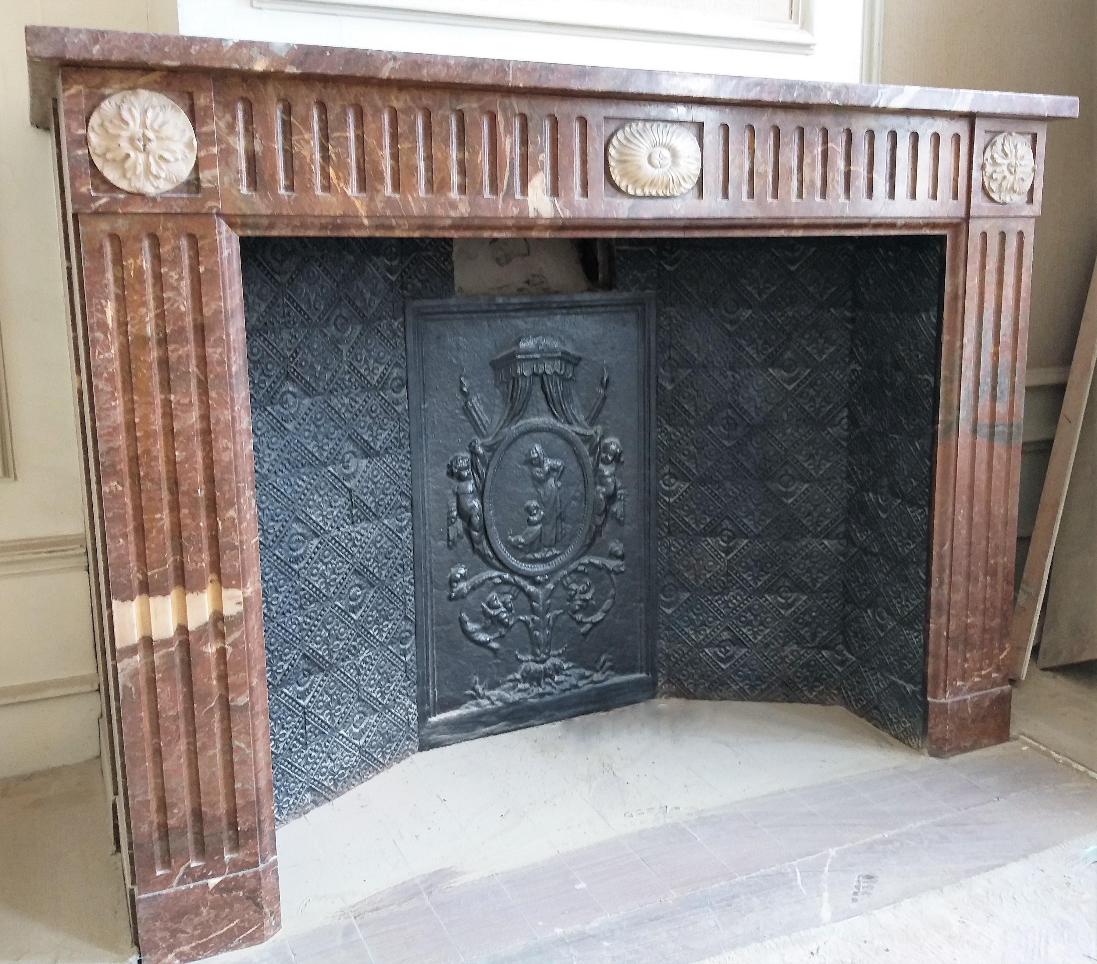 A fine Louis XVI fireplace from the late 19th century.
Made out of the beautiful, soft colored and veined Belgian Rouge Royal.
It stood from 1881 till 2020 in a Maison maître in Brussels, together with another Louis XVI fireplace.
To see at the item