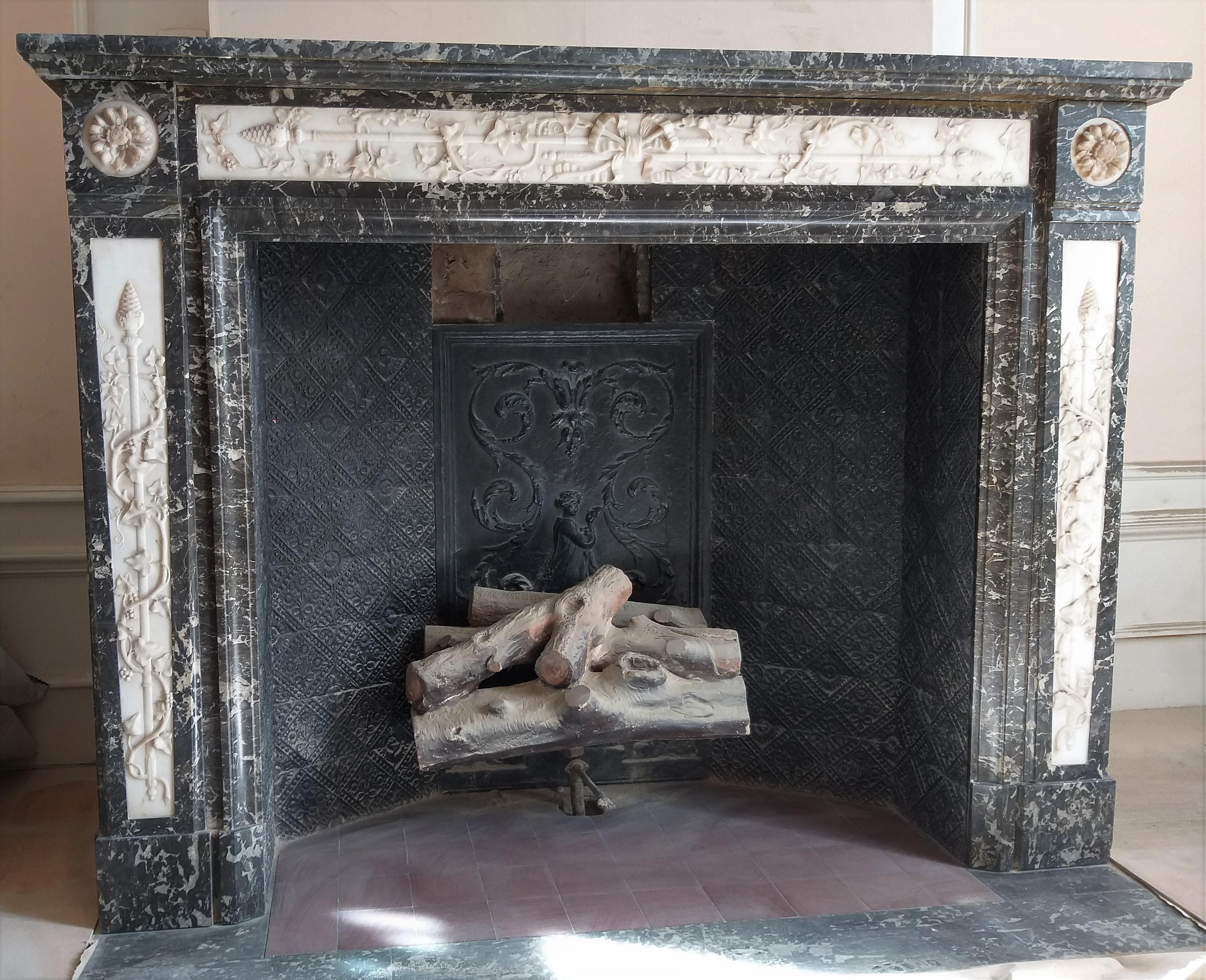 A very beautiful Saint Anna marble fireplace surround in the Louis XVI style, with inlays of Carrara marble.
Finely carved foliate Ivy vines, all common to the period, late 19th century.
This elegant fireplace stood from 1881 till 2020 in a Brussels