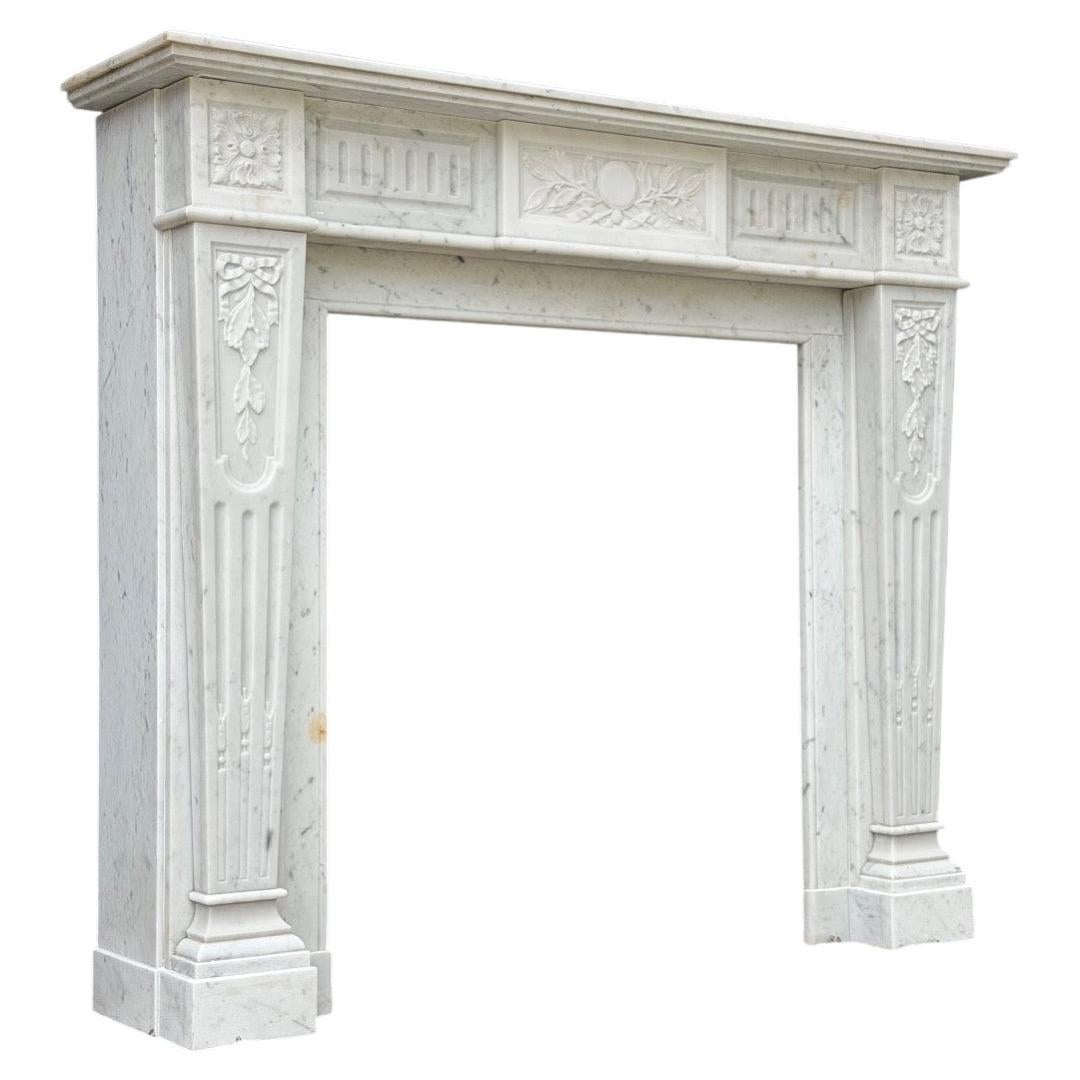 Caminetto in stile Luigi XVI in marmo di Carrara, 1880 circa in vendita