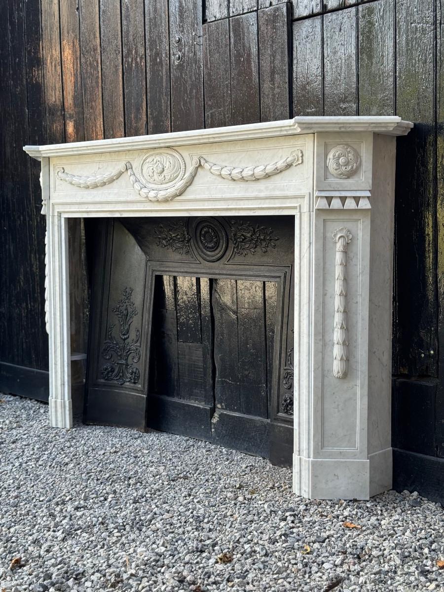 Francese Caminetto in stile Luigi XVI in marmo di Carrara, circa 1880 in vendita