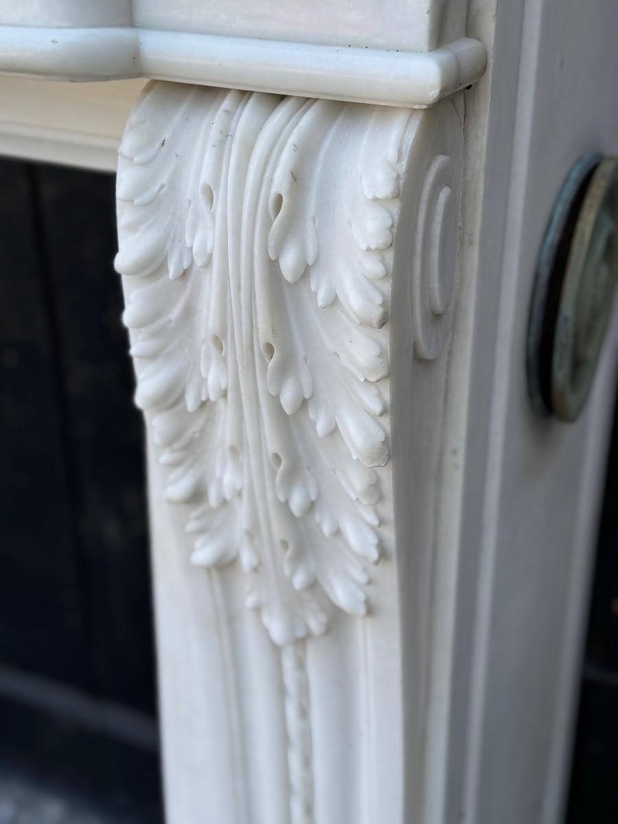 Louis XVI-style fireplace in Carrara marble, circa 1880 siglo XIX en venta