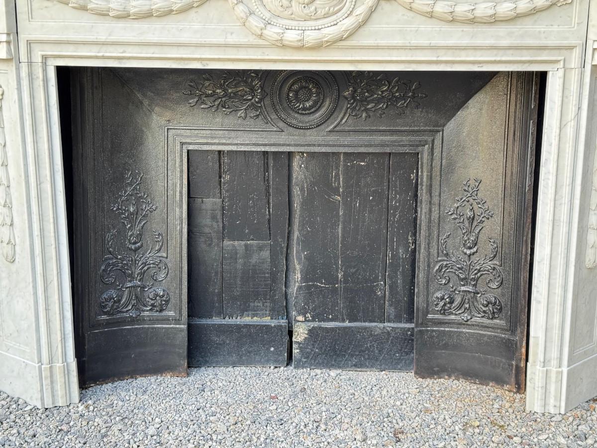 XIX secolo Caminetto in stile Luigi XVI in marmo di Carrara, circa 1880 in vendita