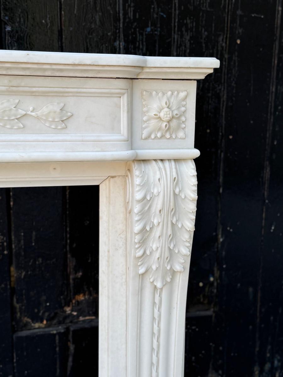 Louis XVI-style fireplace in Carrara marble, circa 1880 Mármol en venta