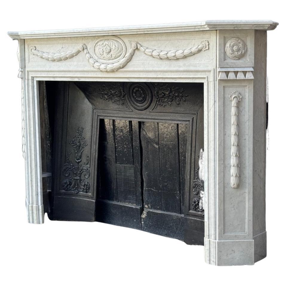 Caminetto in stile Luigi XVI in marmo di Carrara, circa 1880 in vendita