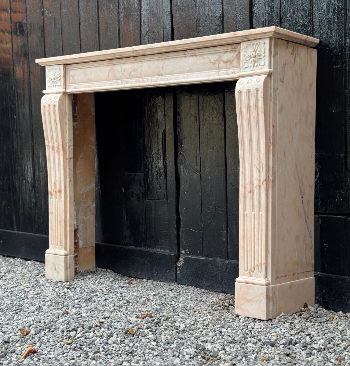 Louis XVI style fireplace in pink marble, circa 1920 For Sale 3
