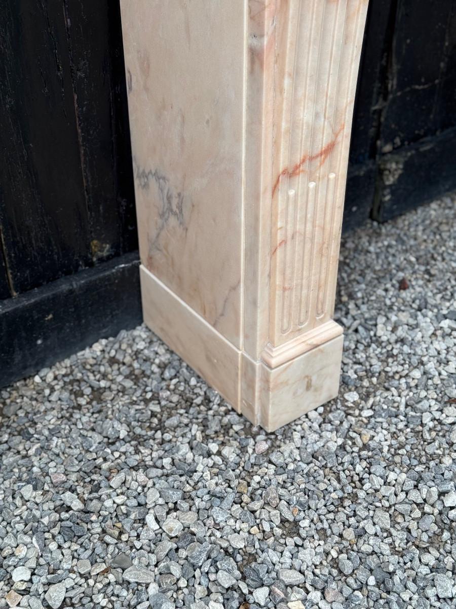 Louis XVI style fireplace in pink marble, circa 1920 In Good Condition For Sale In Honnelles, WHT
