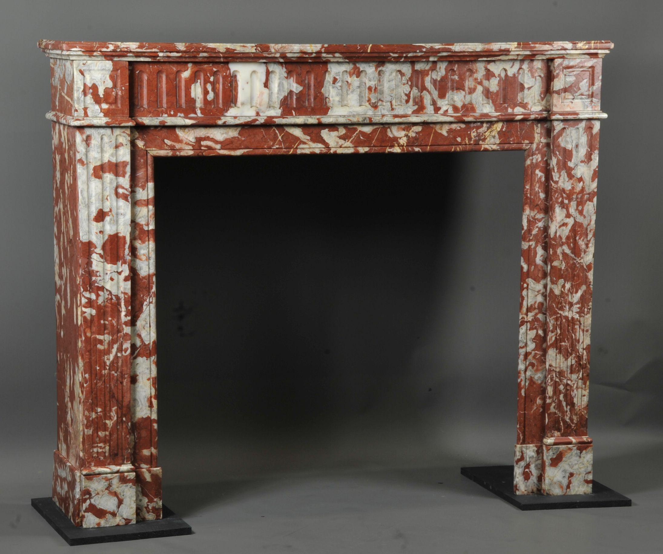 Beautiful Louis XVI style fireplace in red Languedoc marble with sheathed legs decorated with rudent grooves, lintel with large grooves and square spandrels, the whole topped with a thick tablet with multiple mouldings.

Superbe