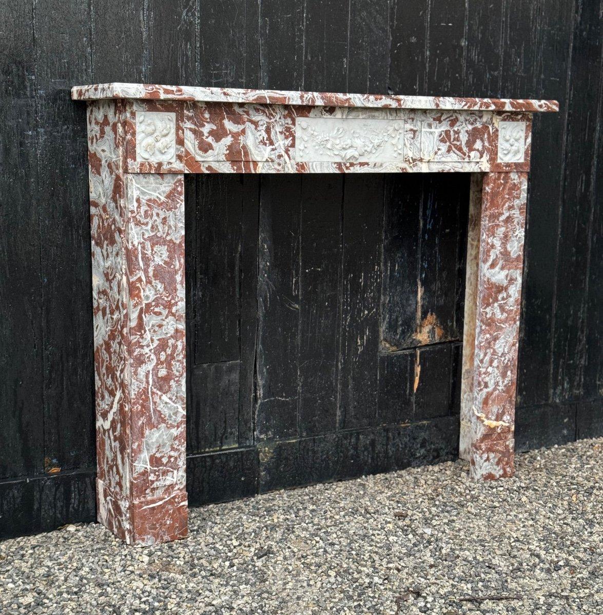 Louis XVI Style Fireplace In Royal Red And White Carrara Marble Circa 1900 In Excellent Condition For Sale In Honnelles, WHT