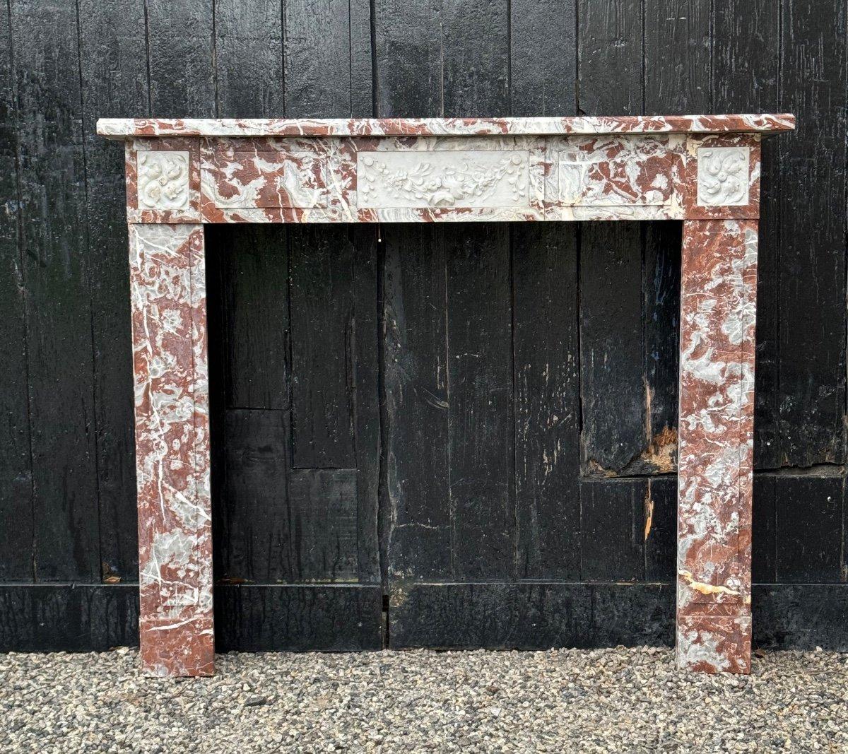 Kamin im Louis-XVI.-Stil aus königlichem rotem und weißem Carrara-Marmor, um 1900 im Zustand „Hervorragend“ im Angebot in Honnelles, WHT