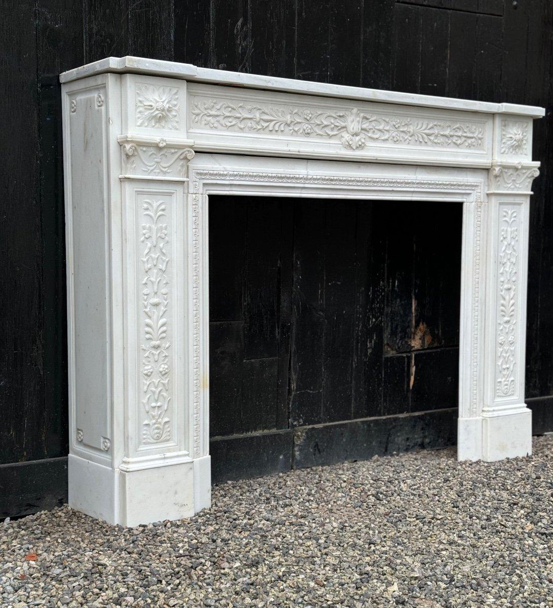 Chimenea estilo Luis XVI de mármol blanco estatuario. 

Astillas y 5 reparaciones Ver fotos bajo el dintel 4 y una en la esquina del estante 

Dimensiones de la chimenea: 97 x 91 cm