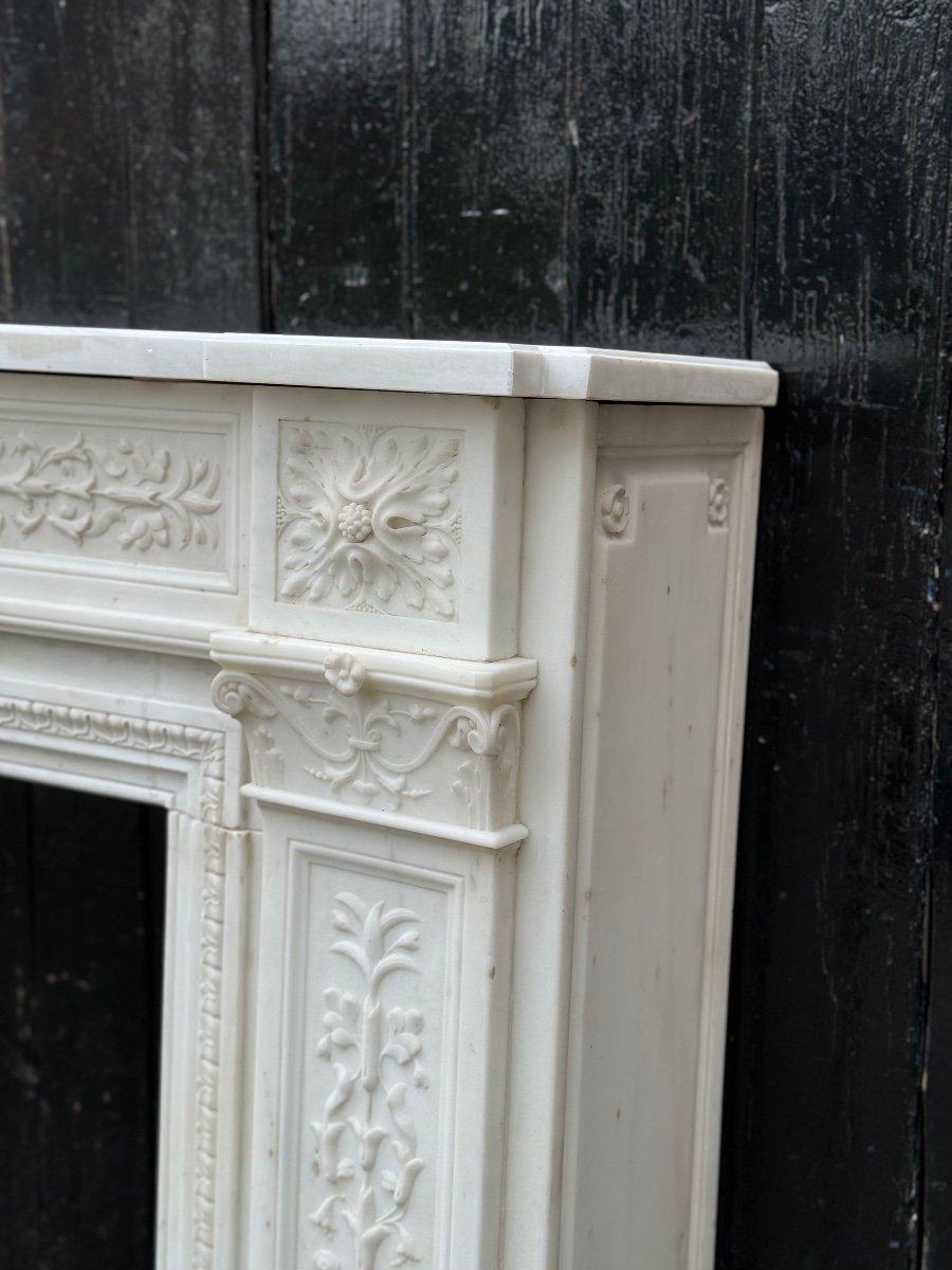 Chimenea estilo Luis XVI en mármol blanco estatuario Circa 1880 en Bueno estado para la venta en Honnelles, WHT