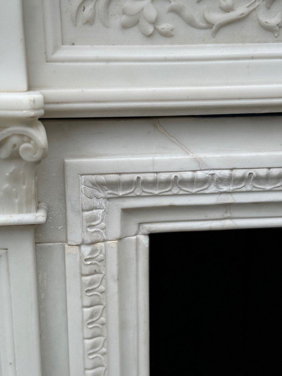 Chimenea estilo Luis XVI en mármol blanco estatuario Circa 1880 Mármol en venta